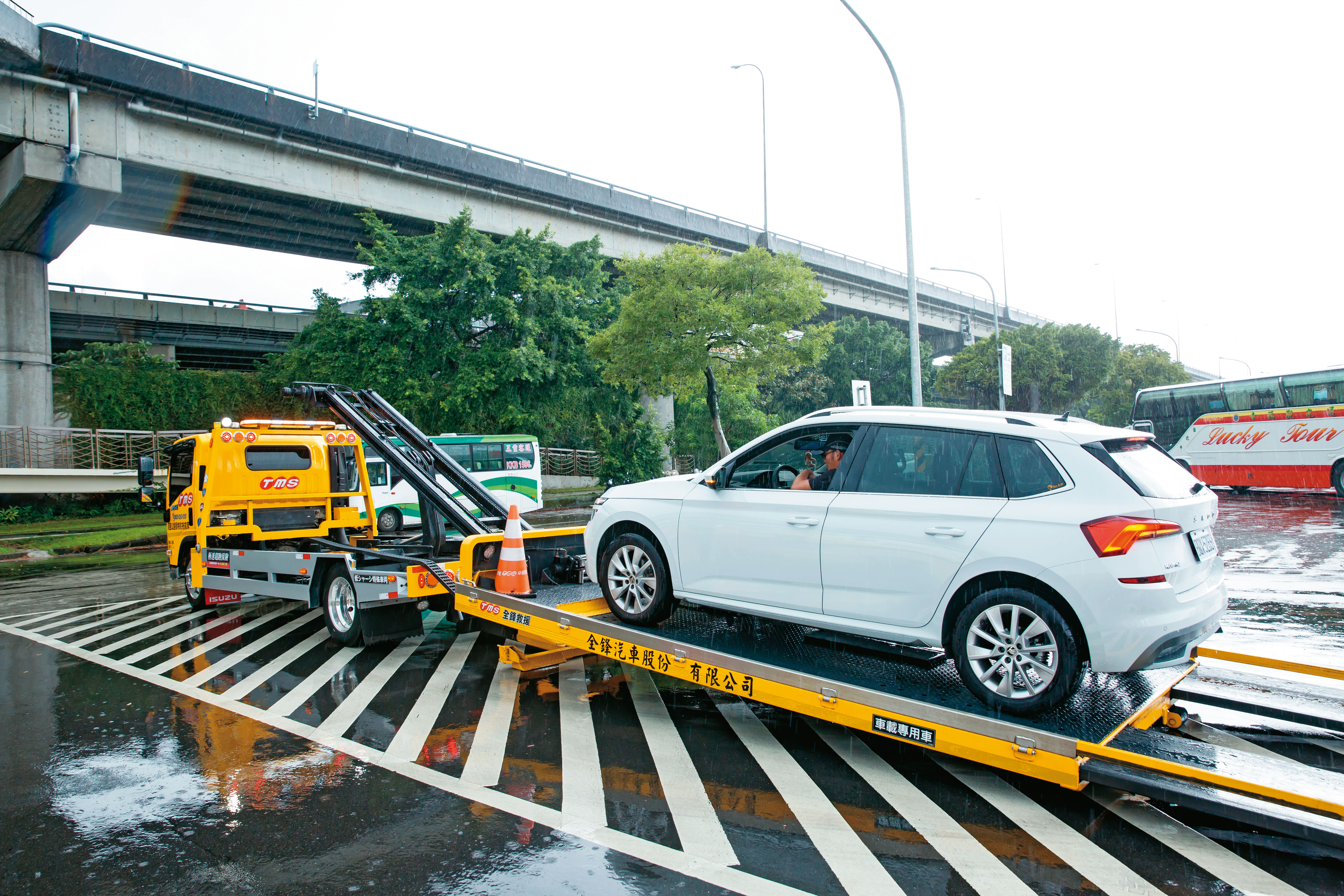 全鋒道路救援車輛1成是自有，其餘是靠行車輛，也提供全載式拖吊車，能避免運送期間車輛受到傷害。