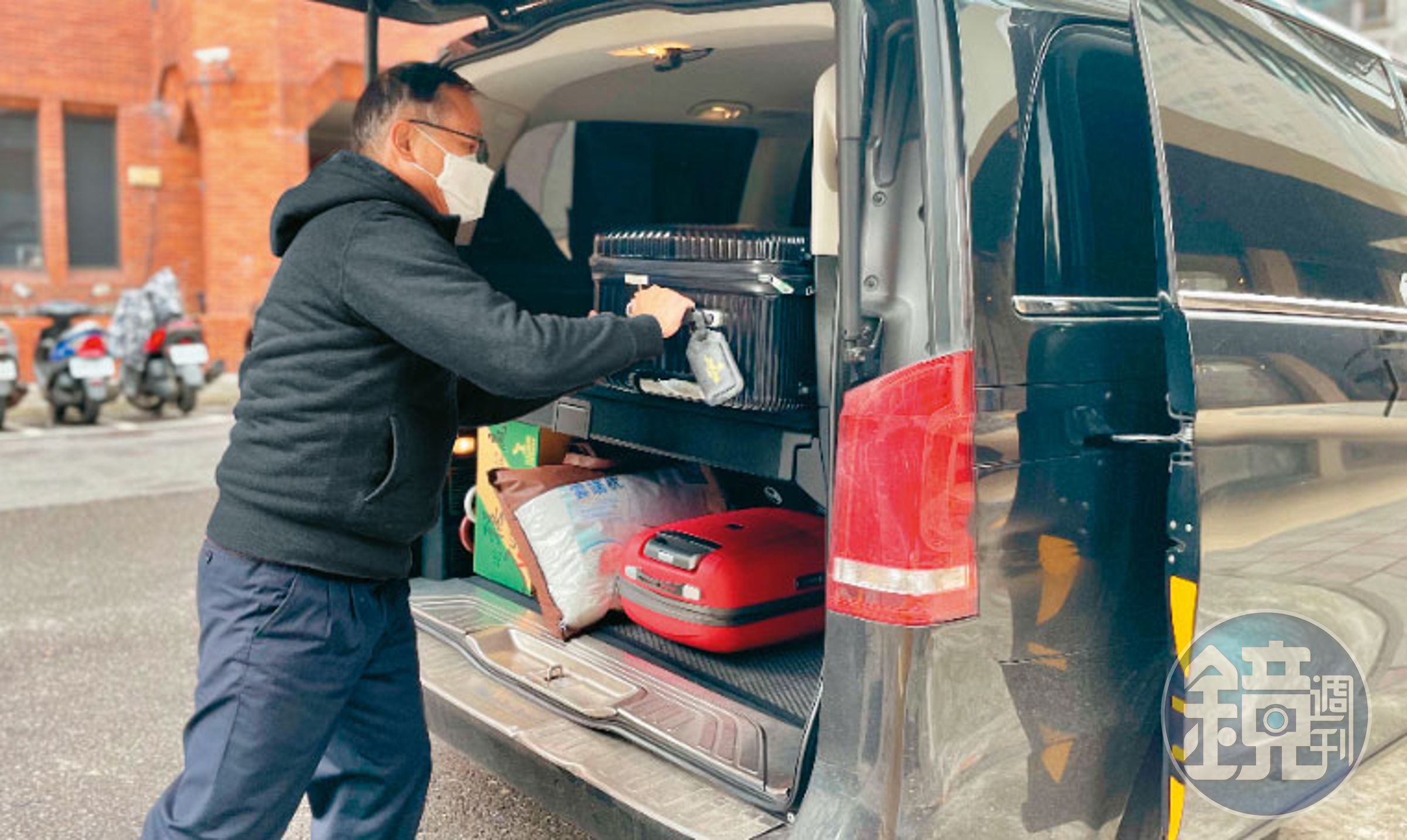疫情讓機場接送業務停擺2年多，于蓓蒂為照顧直營車隊司機生計，利用旗下9人座車款發展出微搬家業務。（全鋒提供）