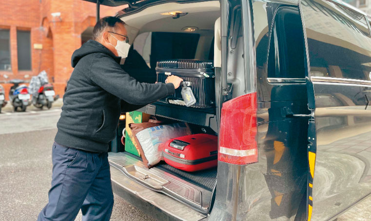 疫情讓機場接送業務停擺2年多，于蓓蒂為照顧直營車隊司機生計，利用旗下9人座車款發展出微搬家業務。（全鋒提供）