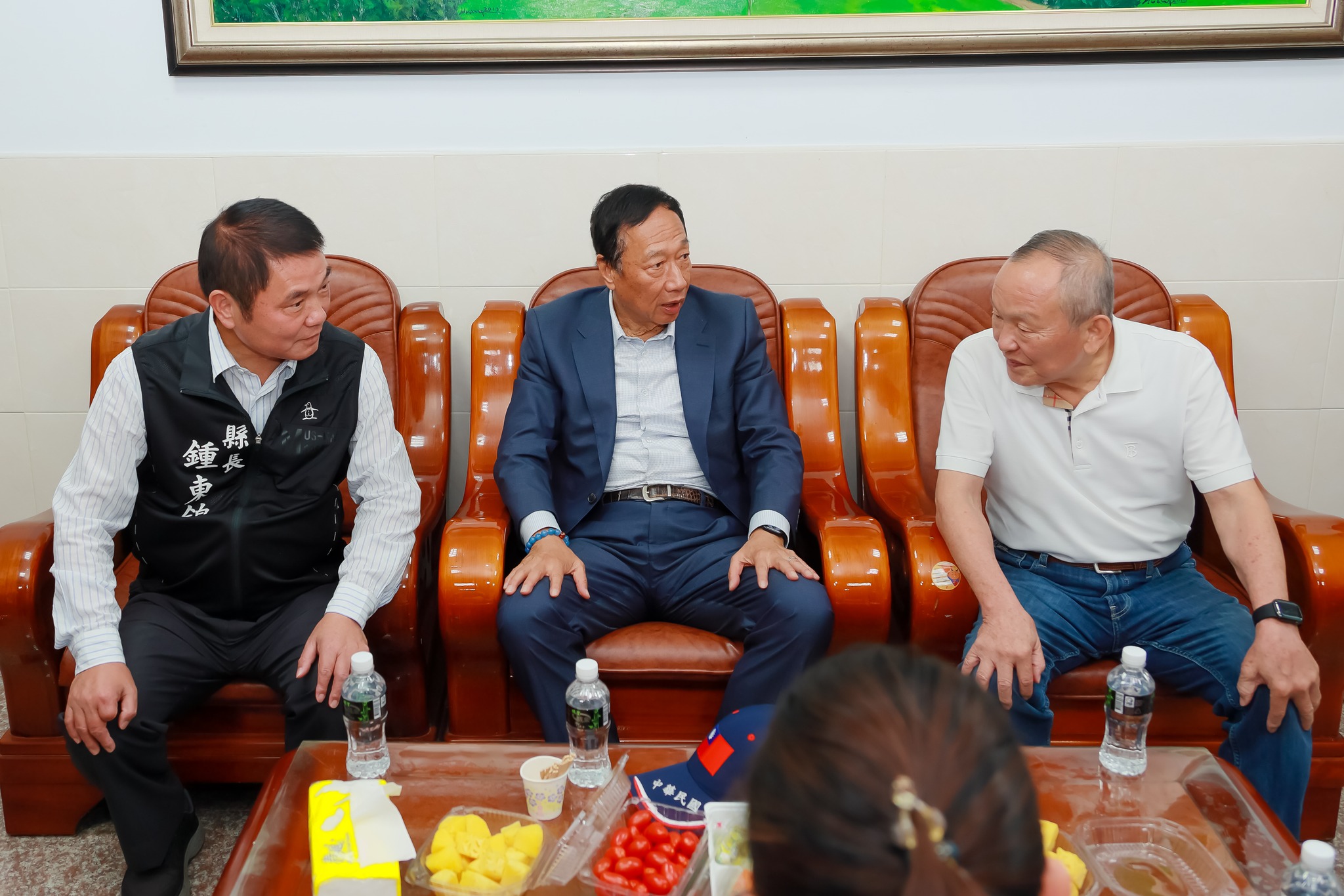 徐耀昌（右）今宣布退出國民黨，羅友志分析徐「才是骨牌」，接下來的骨牌效應要「開始了…」。（翻攝自徐耀昌臉書）