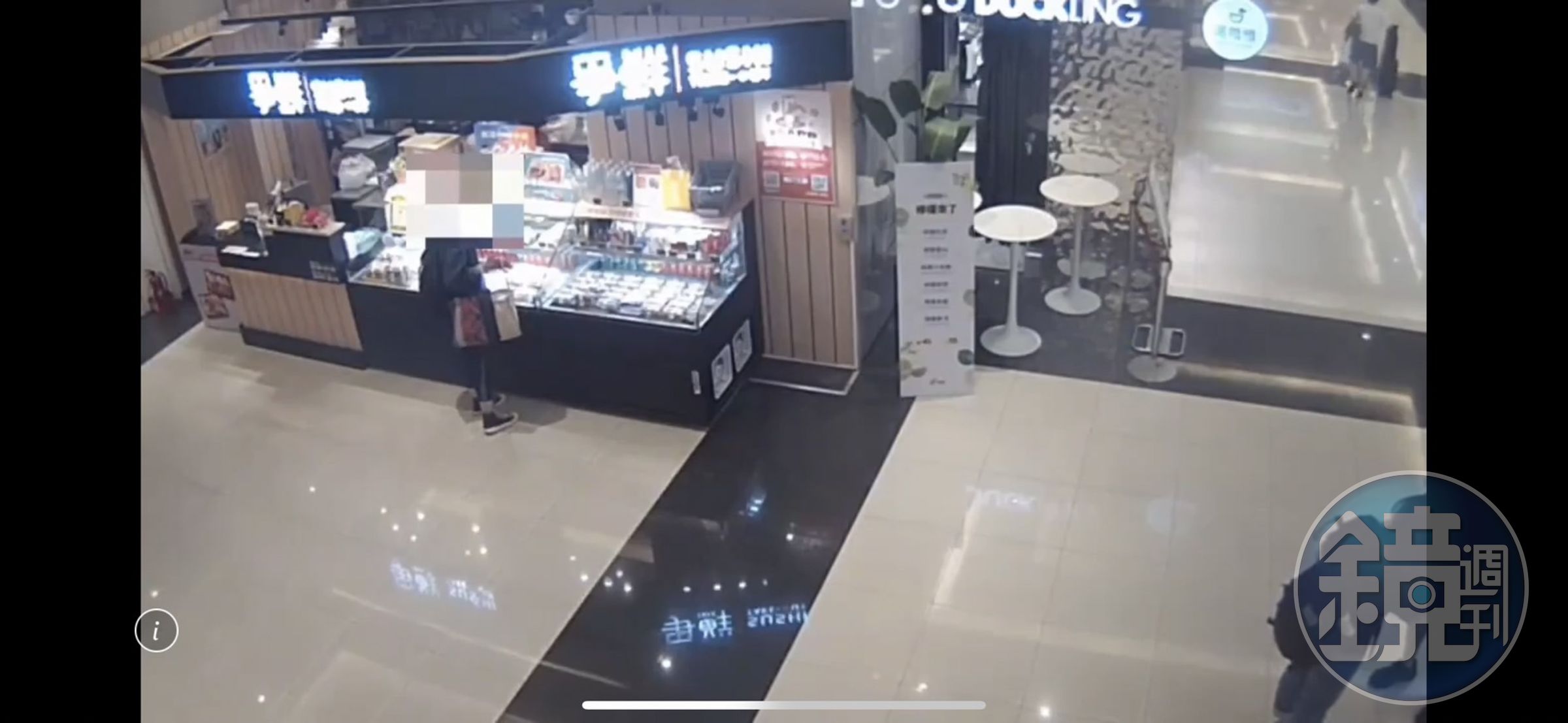 陳女在壽司店開放式櫥窗直接偷走一盒生魚片。（翻攝畫面）