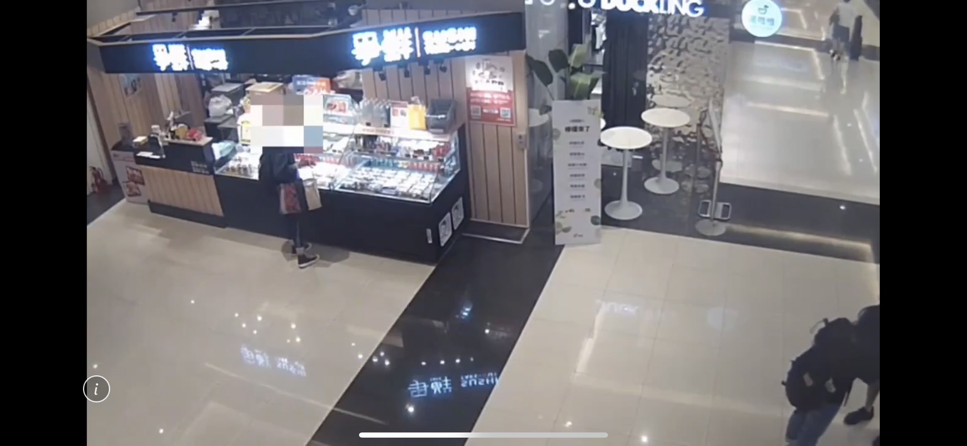 陳女在壽司店開放式櫥窗直接偷走一盒生魚片。（翻攝畫面）