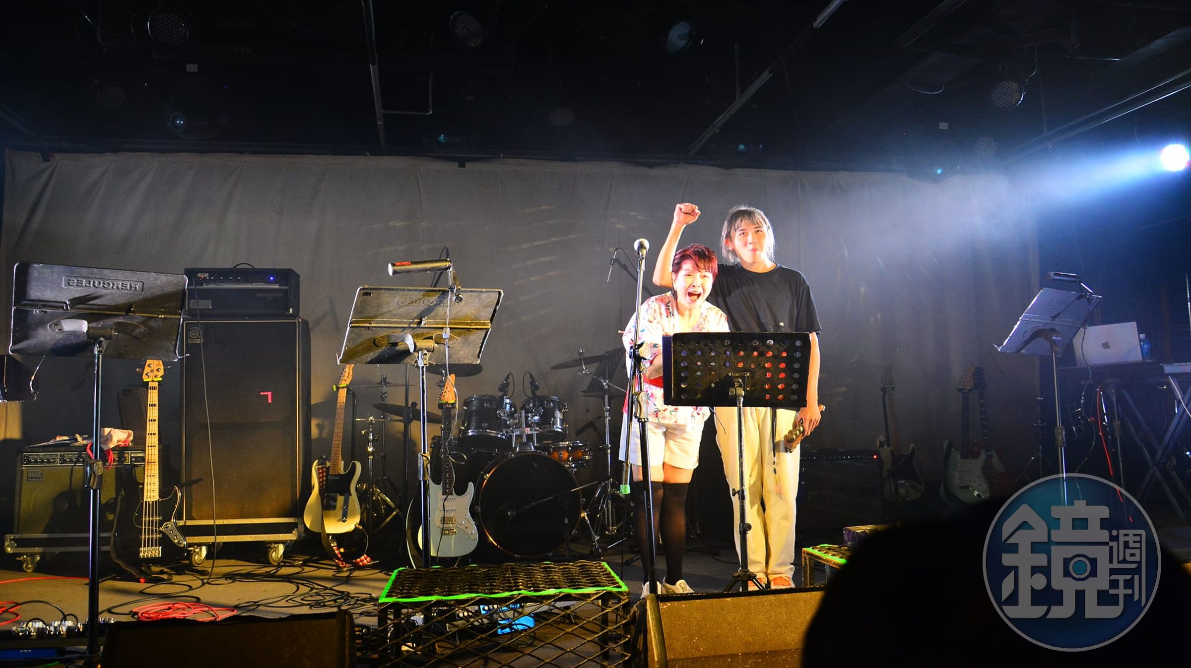 音樂製作人丁柏文主辦「沒事 我們都在」音樂會，和高齡73歲學生一起同台表演。（丁柏文提供）