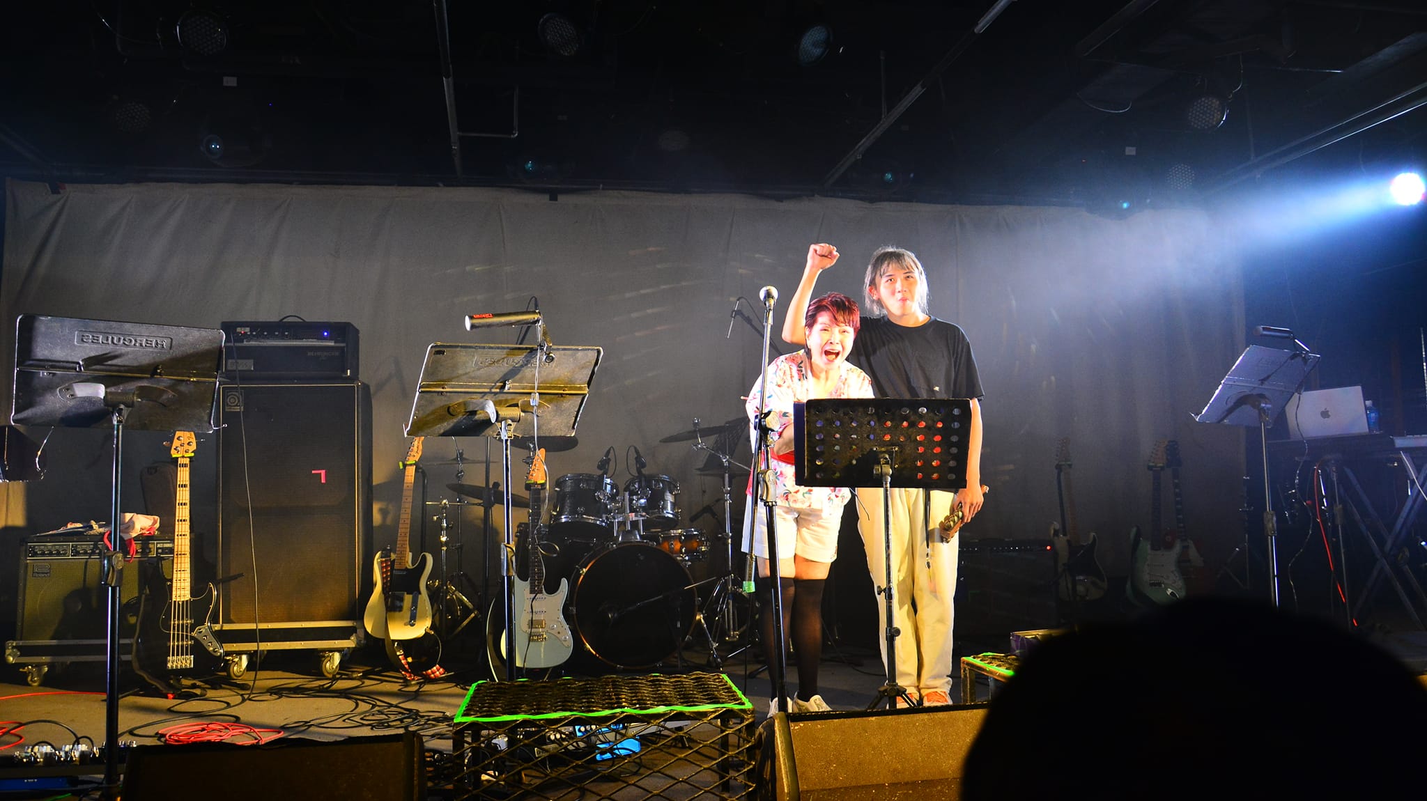 音樂製作人丁柏文主辦「沒事 我們都在」音樂會，和高齡73歲學生一起同台表演。（丁柏文提供）