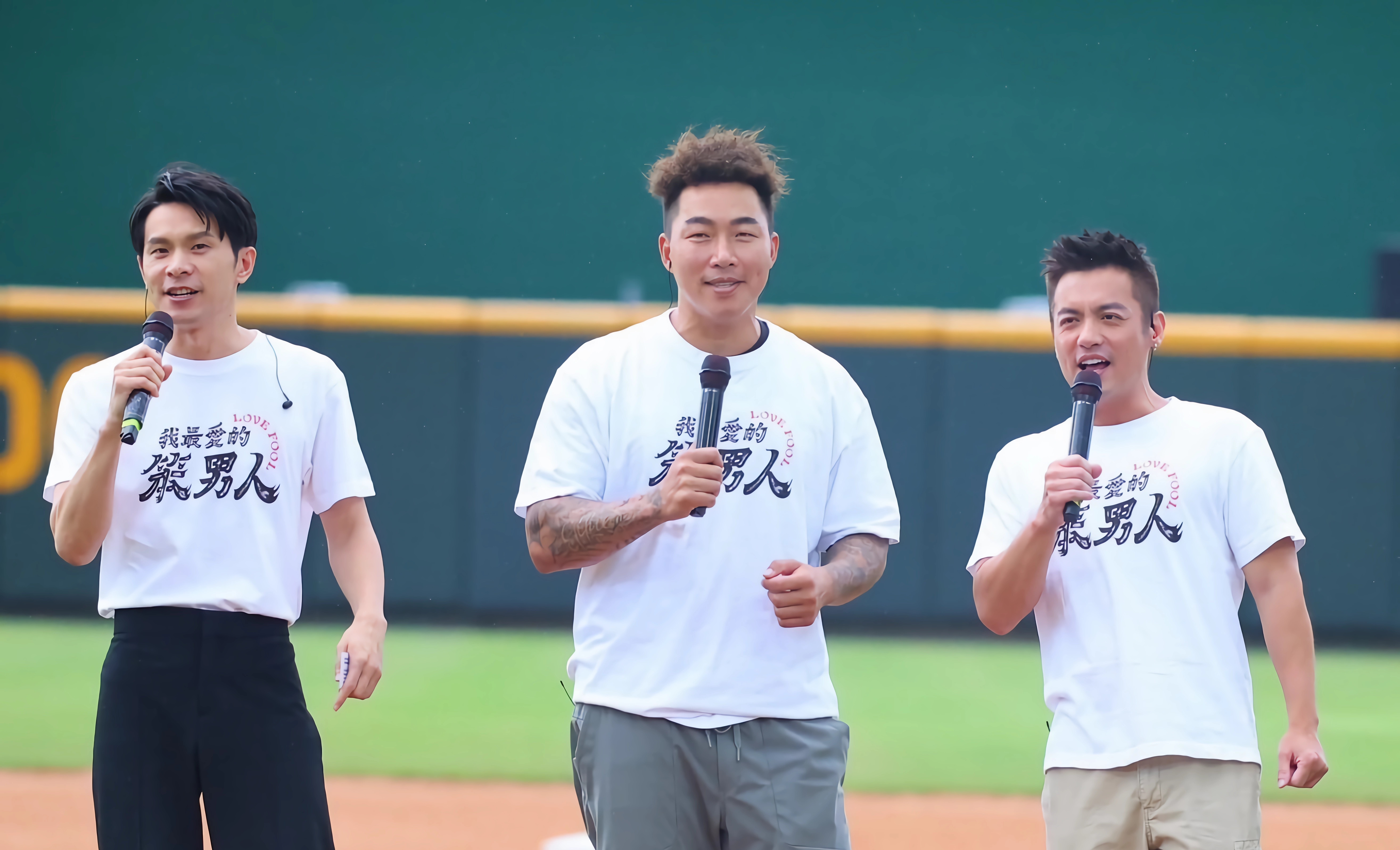 郭泓志（中）再返球場竟是來唱歌，與范逸臣、姚淳耀一起演唱電影主題曲。（Catchplay提供）