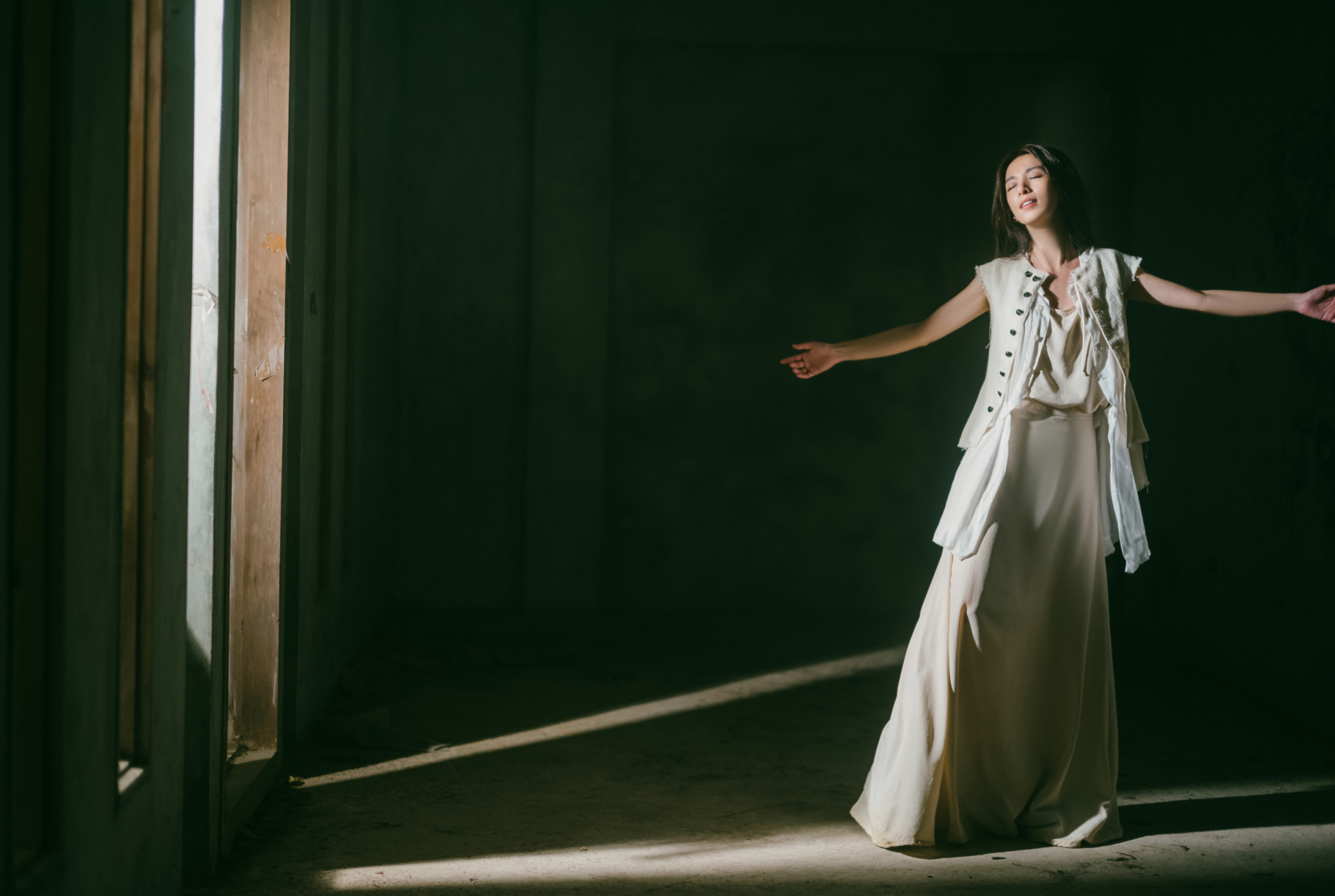 田馥甄推出新單曲〈乘著無人光影的遠行〉MV。（何樂音樂提供）