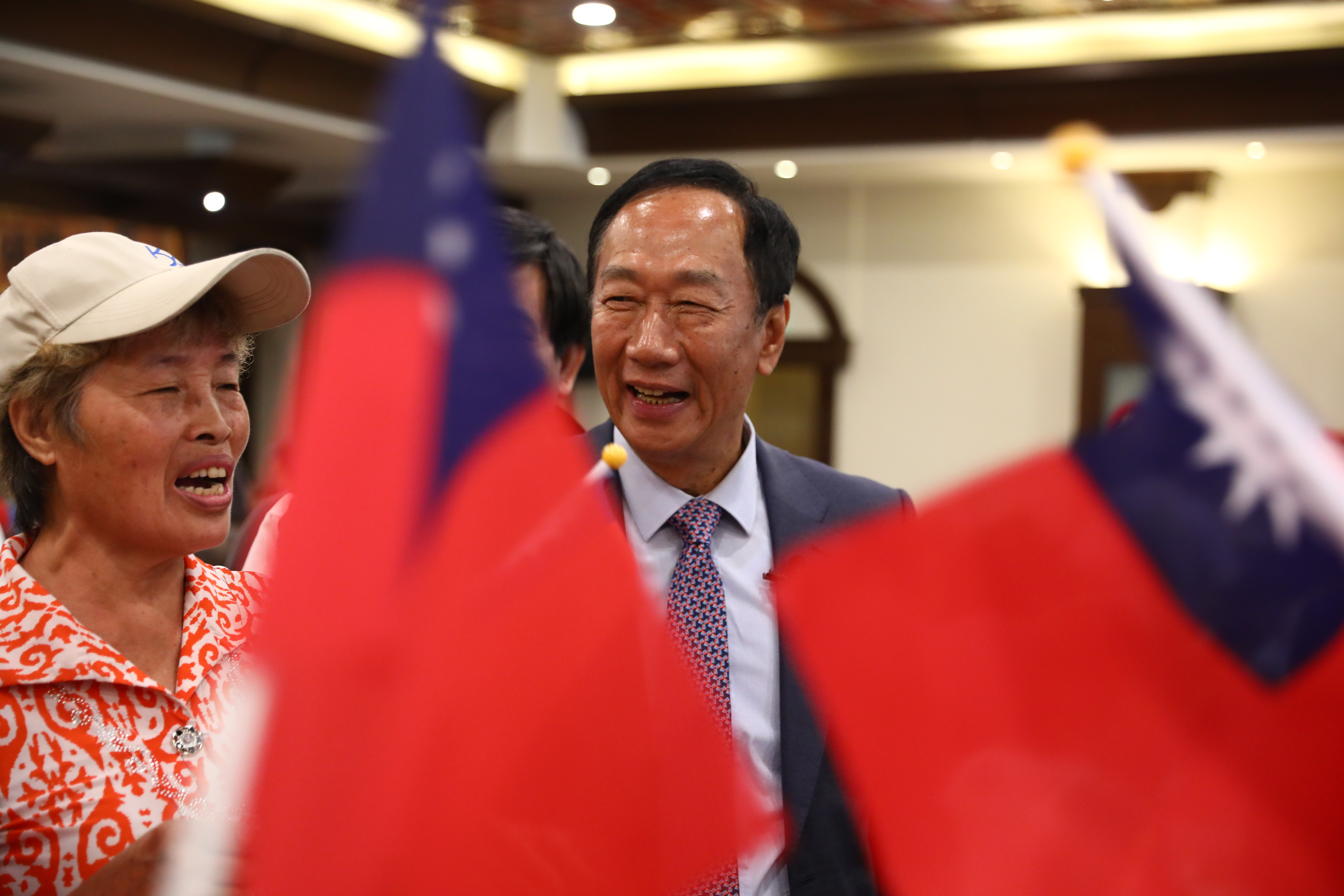 郭台銘（圖）赴金門縣展開一系列造勢與參訪行程，參加在地三玄宮醮慶活動時，由國民黨退黨轉而加入民眾黨的縣長陳福海也驚喜現身。