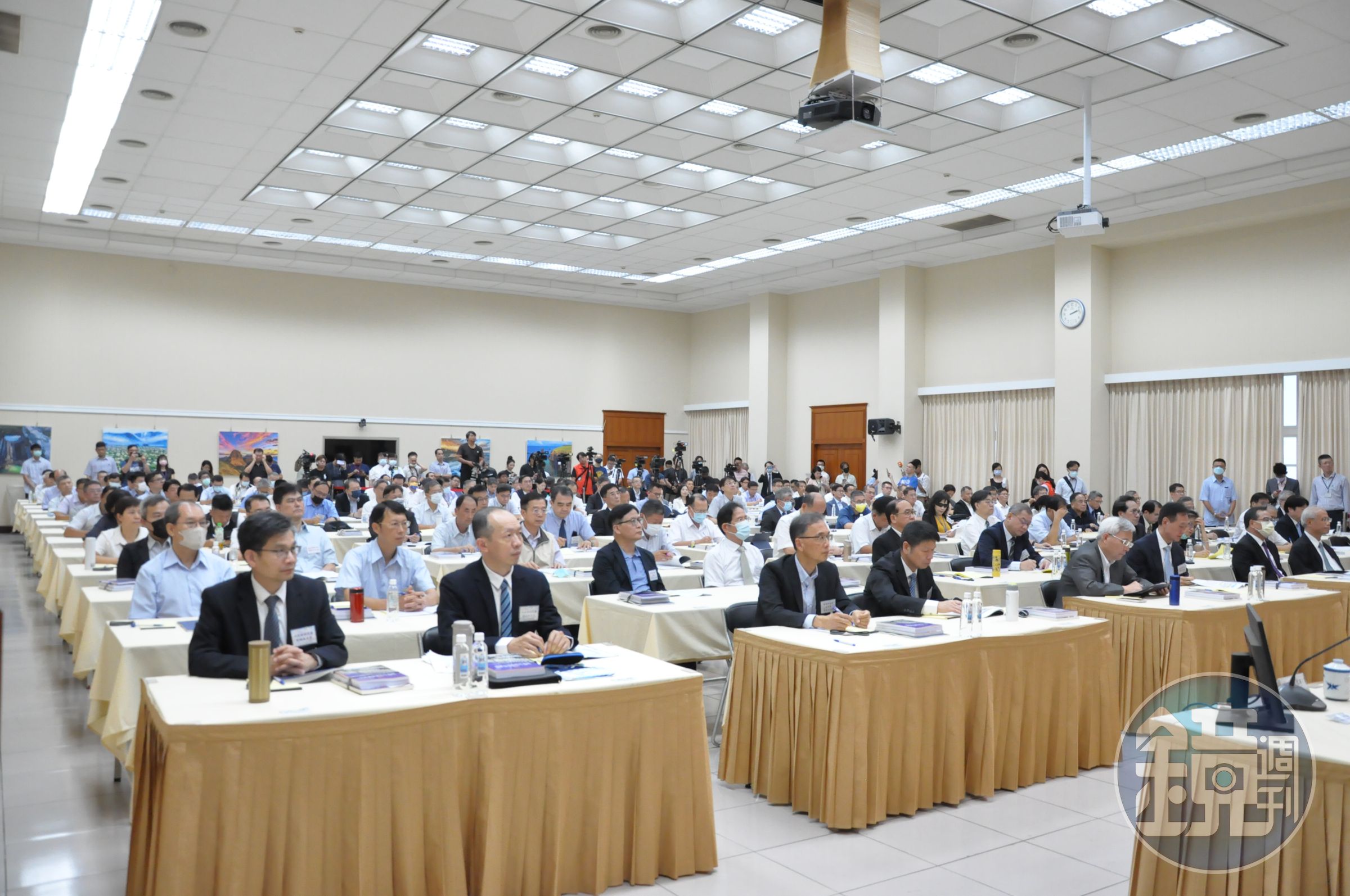 檢舉境外勢力藉由財物、不正利益介入選舉,因而被查獲,且情節重大,最高給予2,000萬元獎金。(最高檢察署提供)
