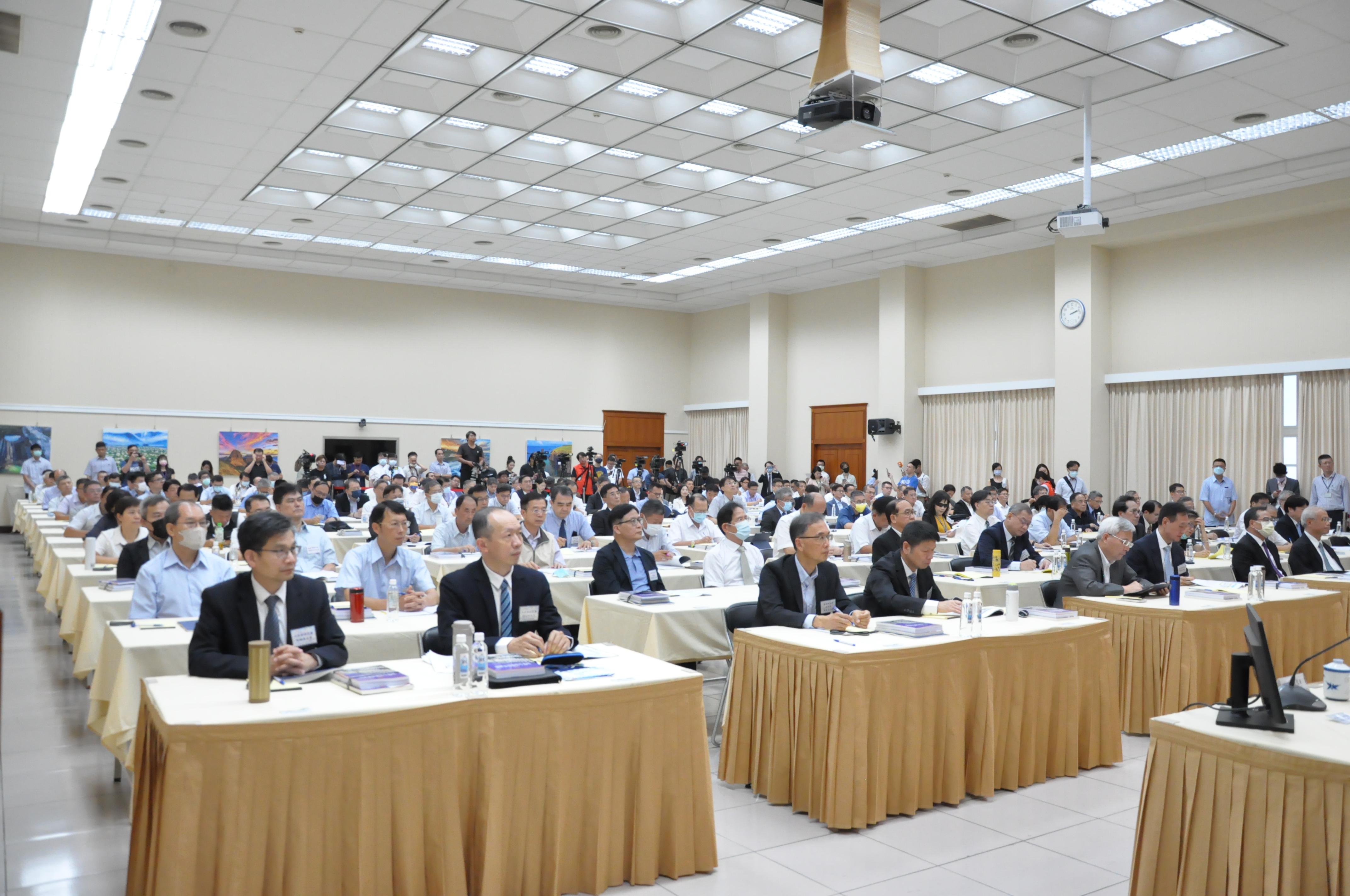 檢舉境外勢力藉由財物、不正利益介入選舉,因而被查獲,且情節重大,最高給予2,000萬元獎金。(最高檢察署提供)