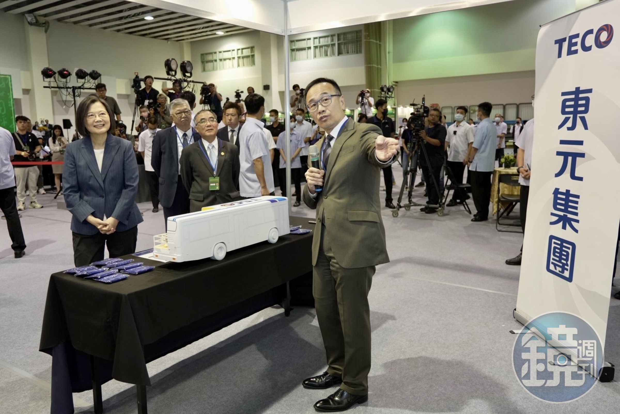 蔡英文總統今日出席由台灣大學及東元科技文教基金會合辦的2023淨零排放科技國際競賽，參觀參賽作品。（台灣大學提供）