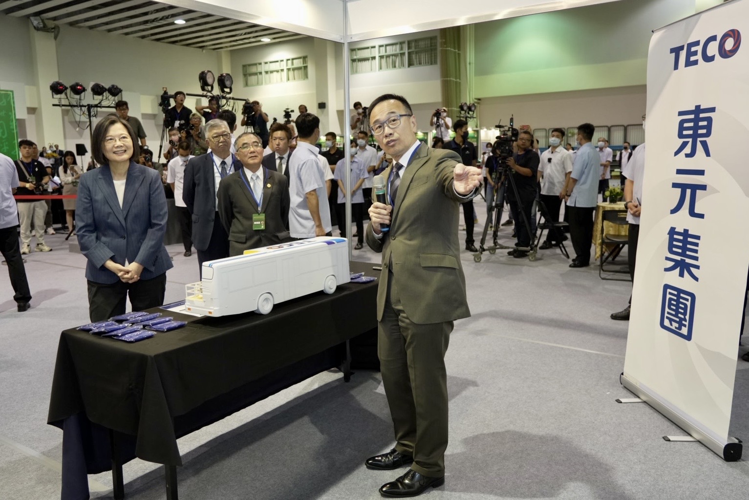 蔡英文總統今日出席由台灣大學及東元科技文教基金會合辦的2023淨零排放科技國際競賽，參觀參賽作品。（台灣大學提供）