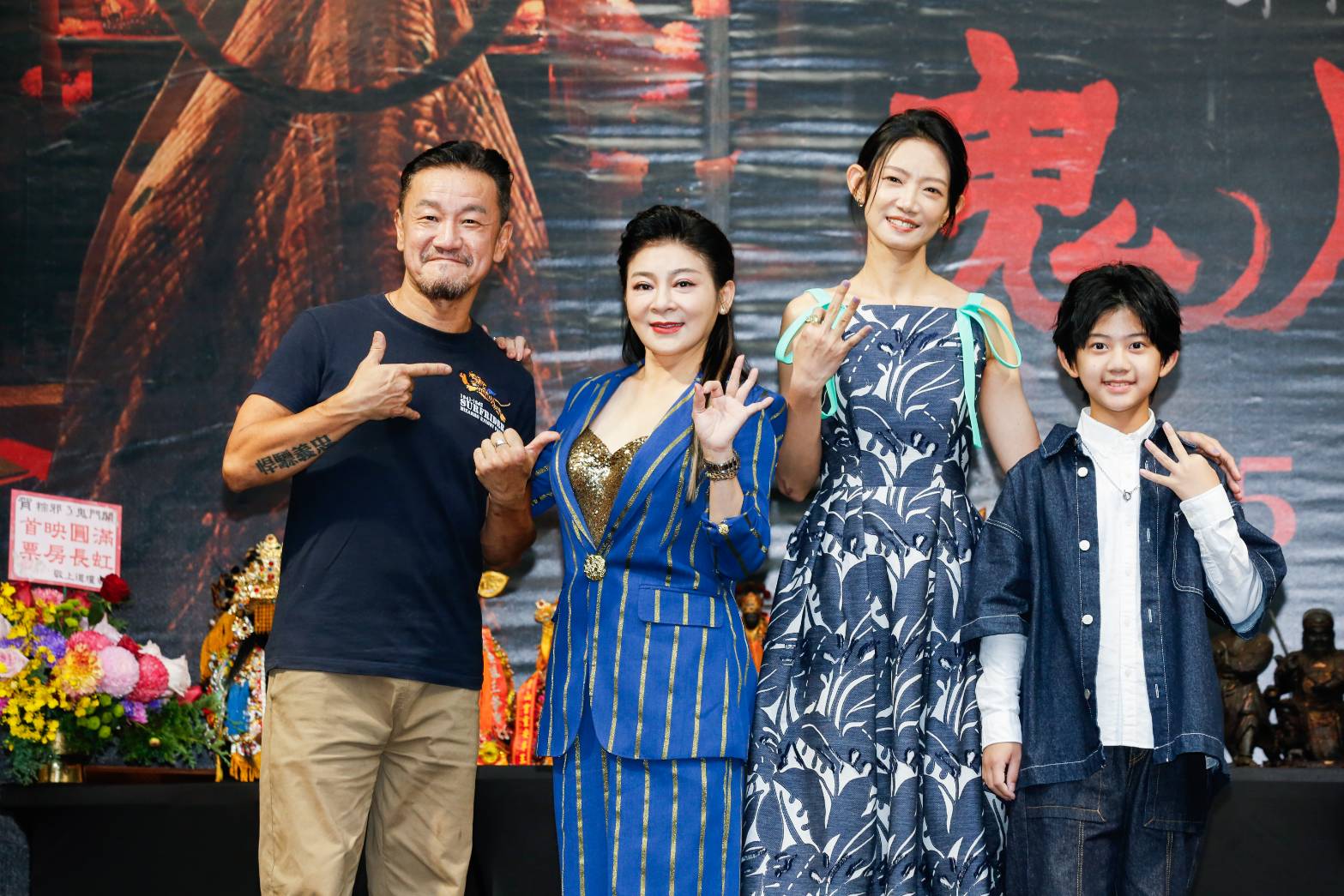 陳為民（左一）、吳奕蓉、陳少卉飾演一家三口，王彩樺則是吳奕蓉的閨密，一出場就帶來笑料。