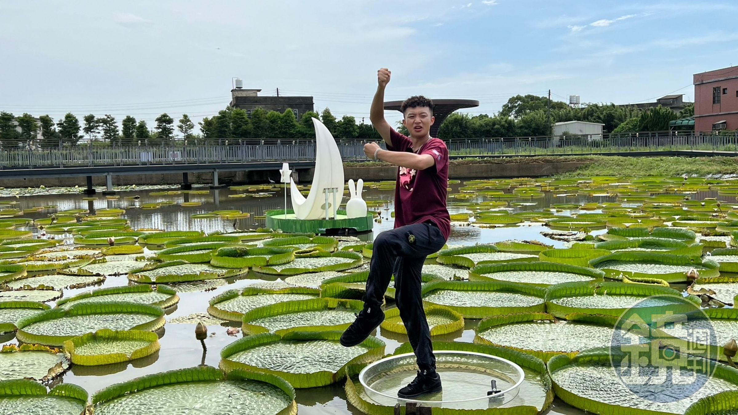Yappy身為一日導遊,但是也是第一次坐上漂浮大王蓮。(主辦單位提供)