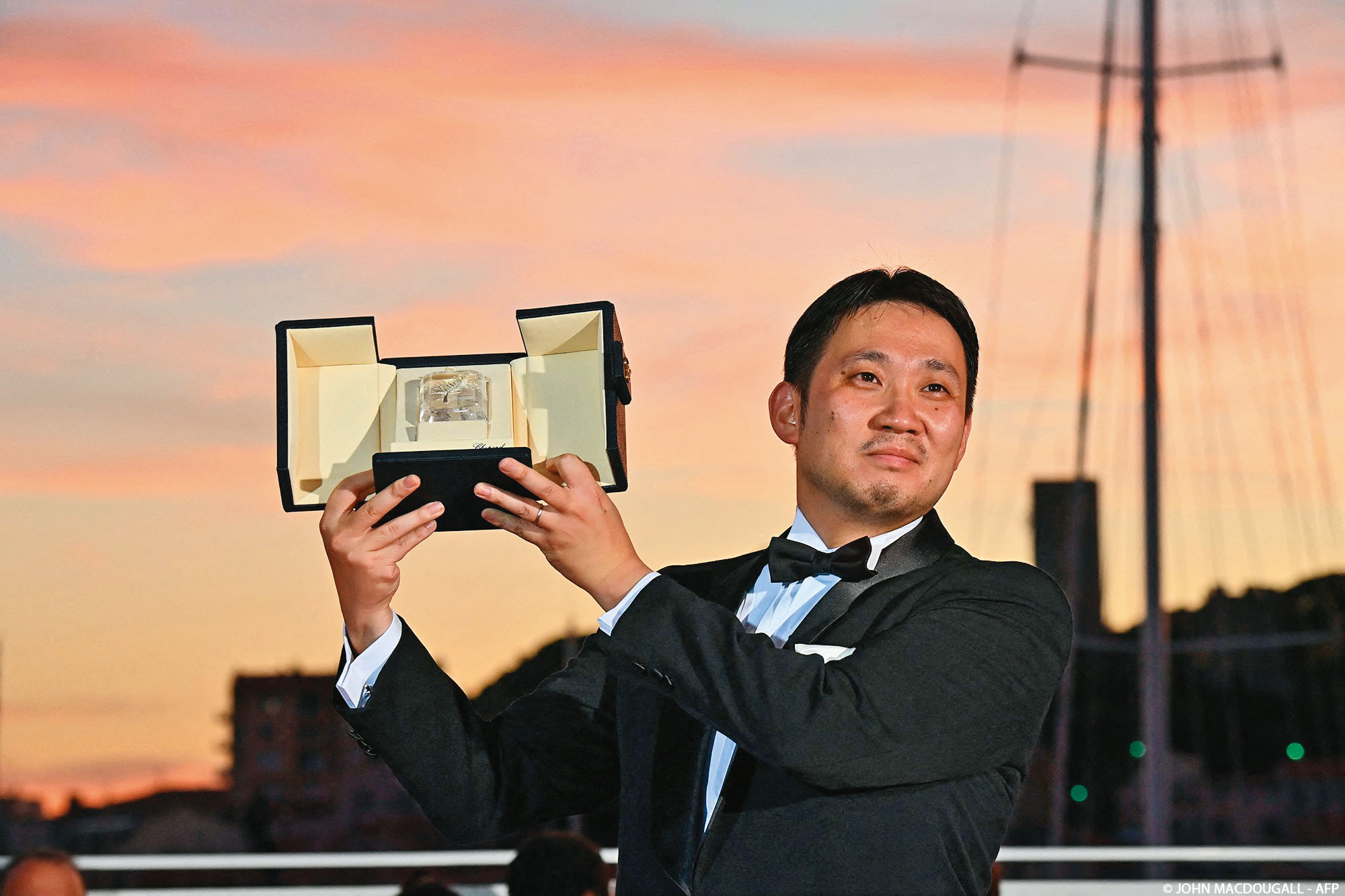 2021年，濱口龍介以《在車上》獲坎城影展最佳劇本獎。（東昊影業提供）