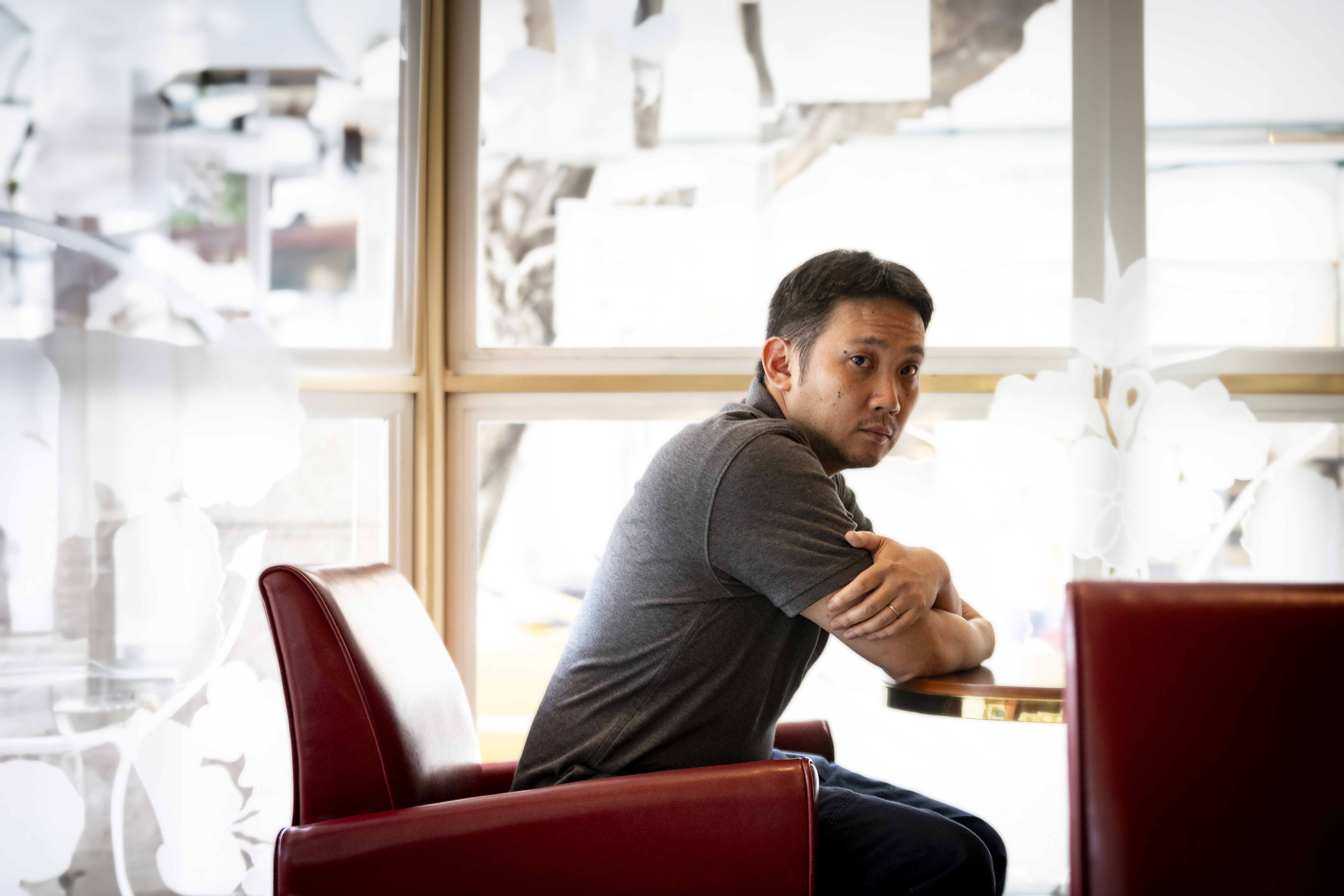 我們和濱口龍介約在飯店的咖啡廳閒聊，那應該是他十分熟悉的場景設定了。