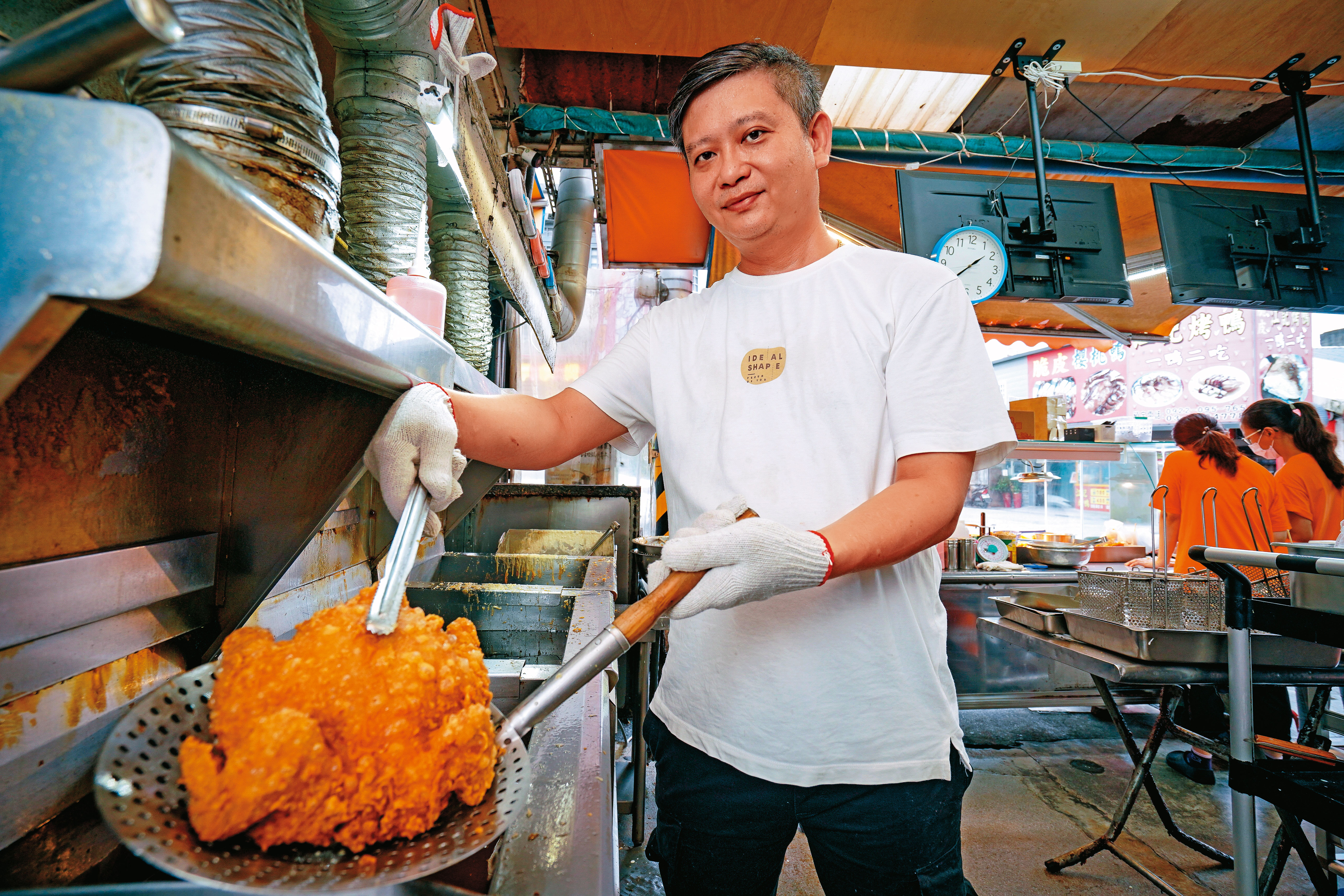 游俊維獨創三鍋高溫油炸法，控制溫度維持在190度，讓炸物冷掉還是酥脆不泛油。