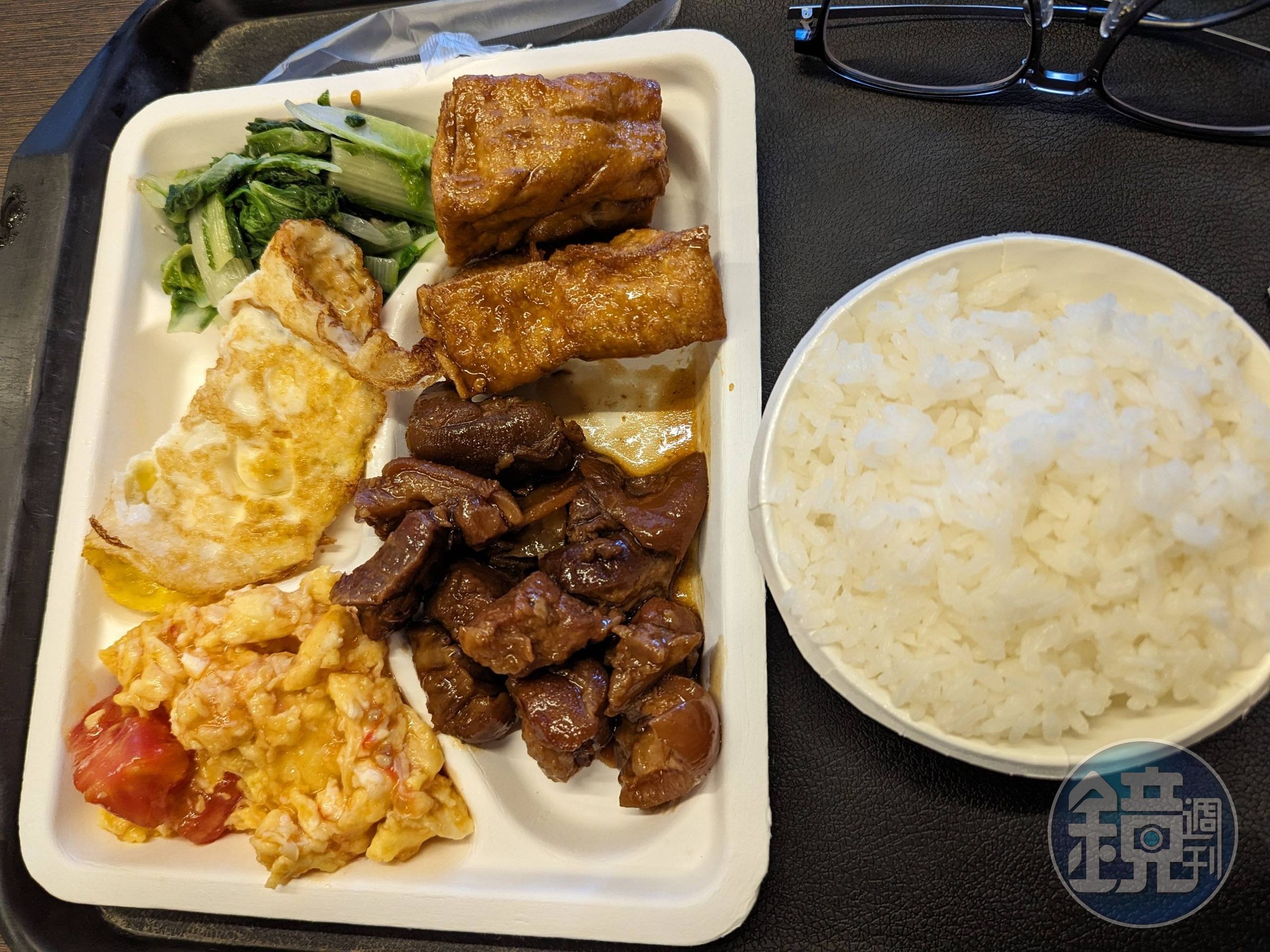 一名高雄網友在自助餐夾了4菜1肉的便當花了160元。（翻攝自批踢踢）