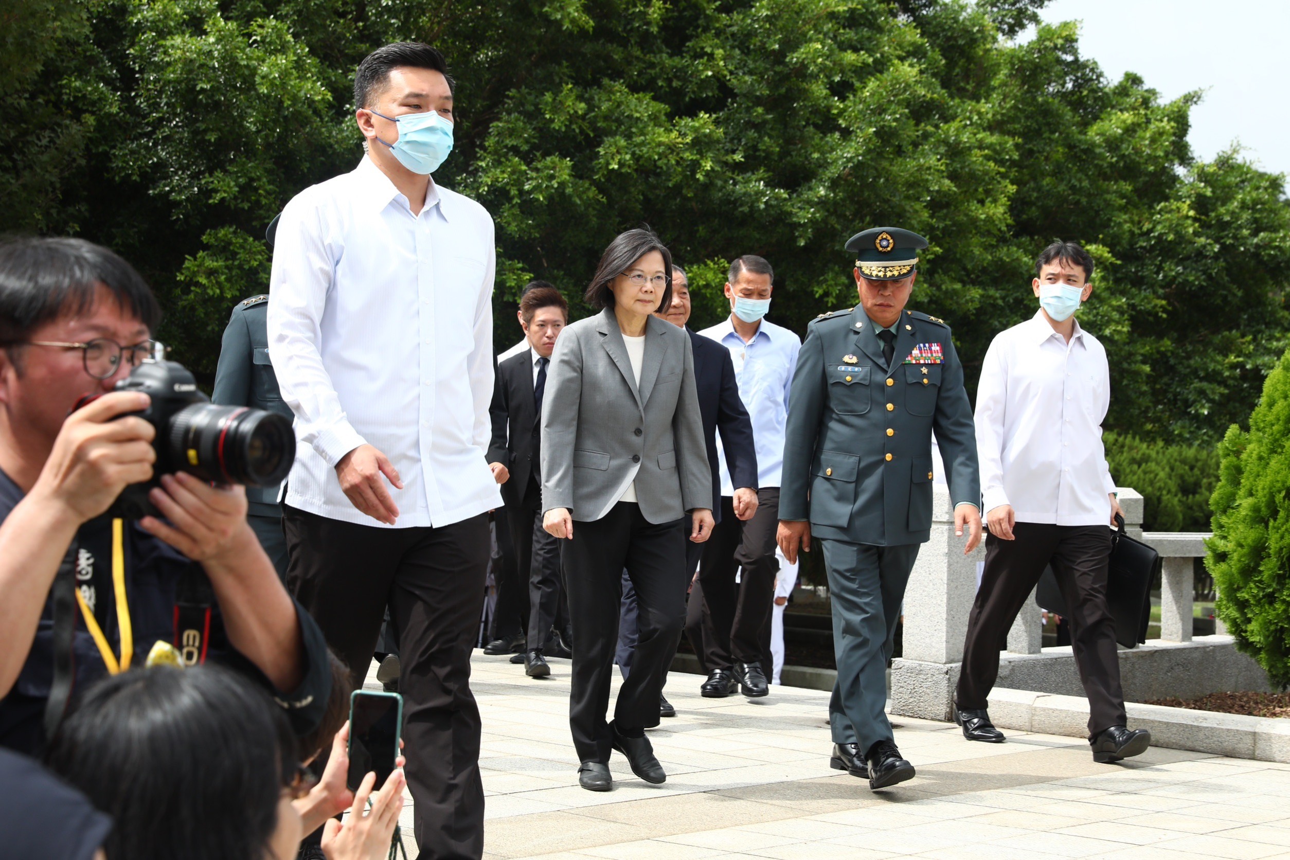 總統蔡英文今天上午前往金門太武山公墓出席「八二三戰役勝利65週年紀念活動」。