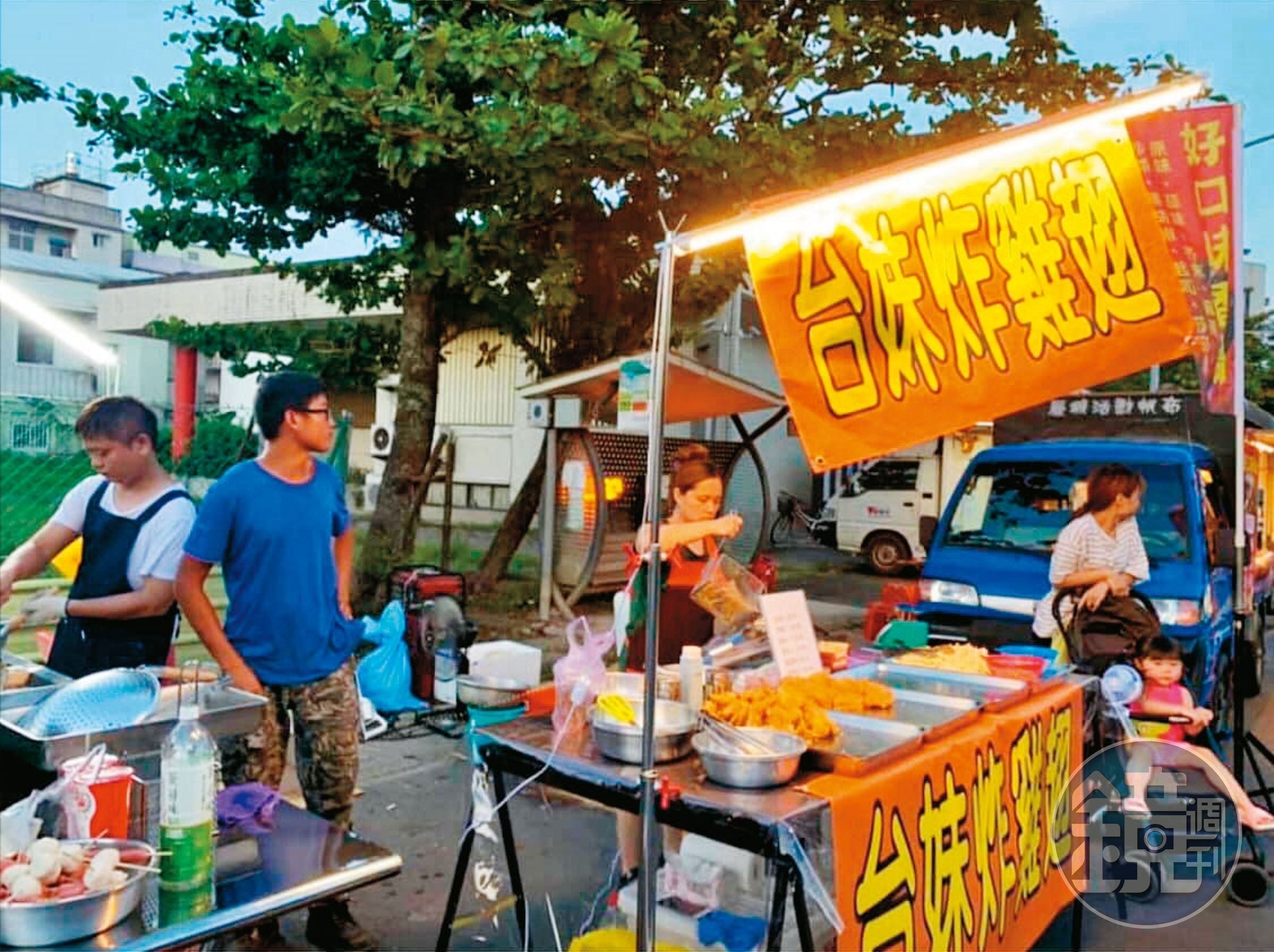 台妹炸雞翅一開始從宜蘭的各大夜市起家，每天都到不同夜市擺攤，幾乎沒有休息。（翻攝台妹炸雞翅臉書）