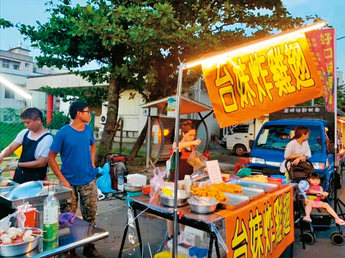 台妹炸雞翅一開始從宜蘭的各大夜市起家，每天都到不同夜市擺攤，幾乎沒有休息。（翻攝台妹炸雞翅臉書）