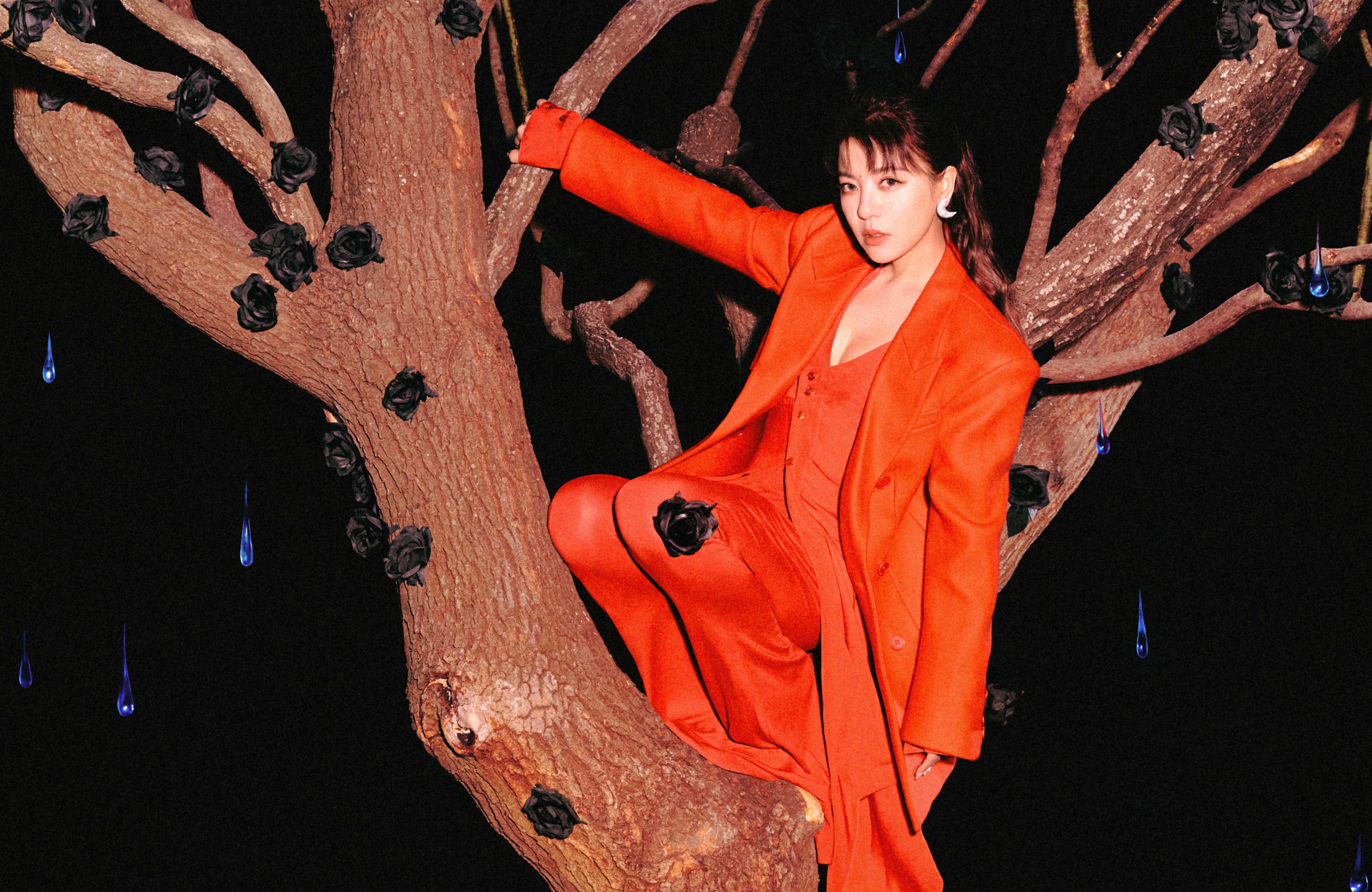 丁噹腳蹬10公分的高跟鞋爬樹，帥氣俐落身手讓工作人員看呆。（相信音樂提供）