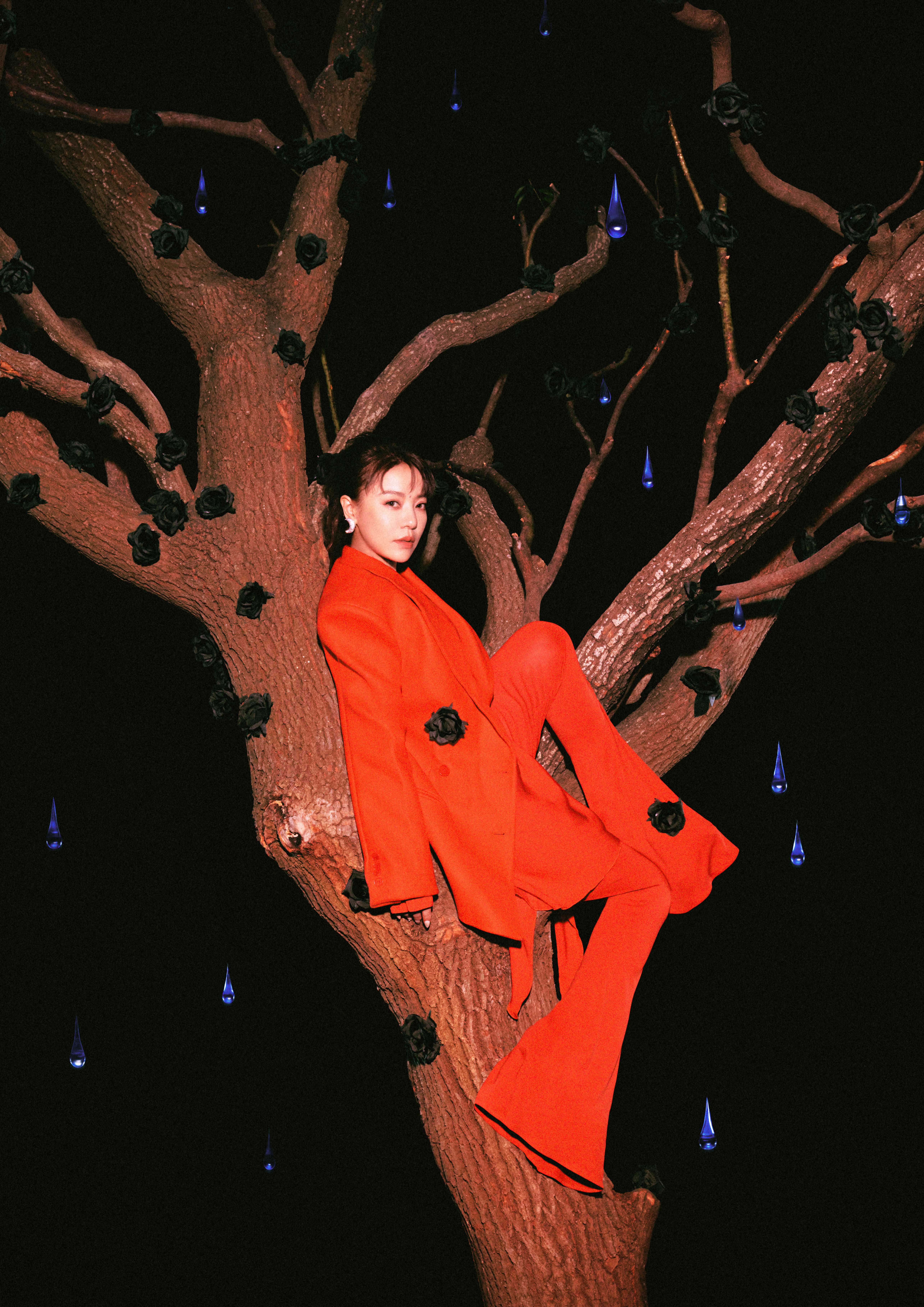 丁噹穿著大紅西裝，在黑夜裡耀眼如虹。（相信音樂提供）