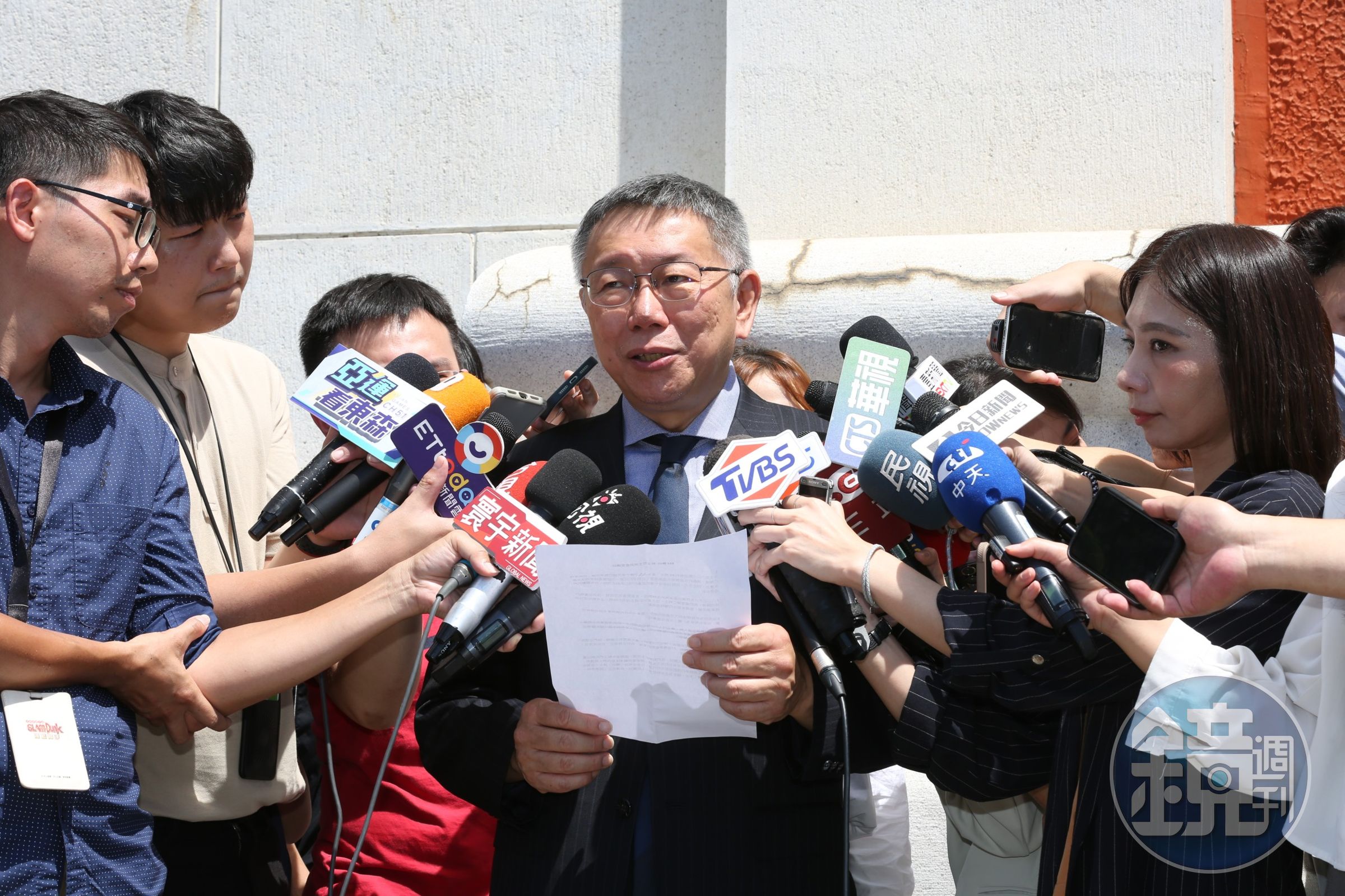 柯文哲今在台北忠烈祠向國軍英靈致敬，被問到為何不去金門，他表示紀念活動不想和選舉扯上關係。