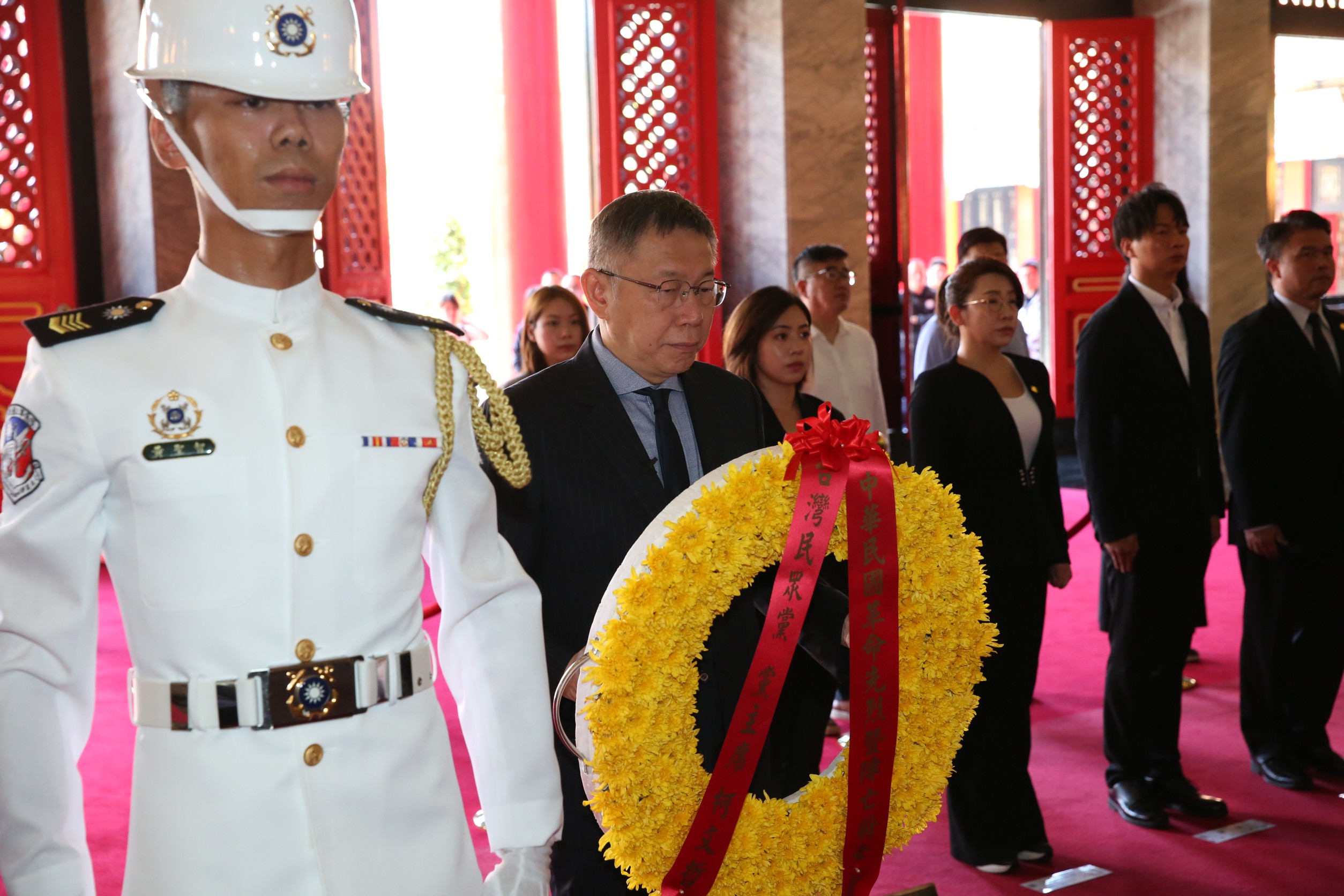 民眾黨總統參選人柯文哲上午前往台北忠烈祠，向八二三砲戰的國軍英靈獻花致敬。