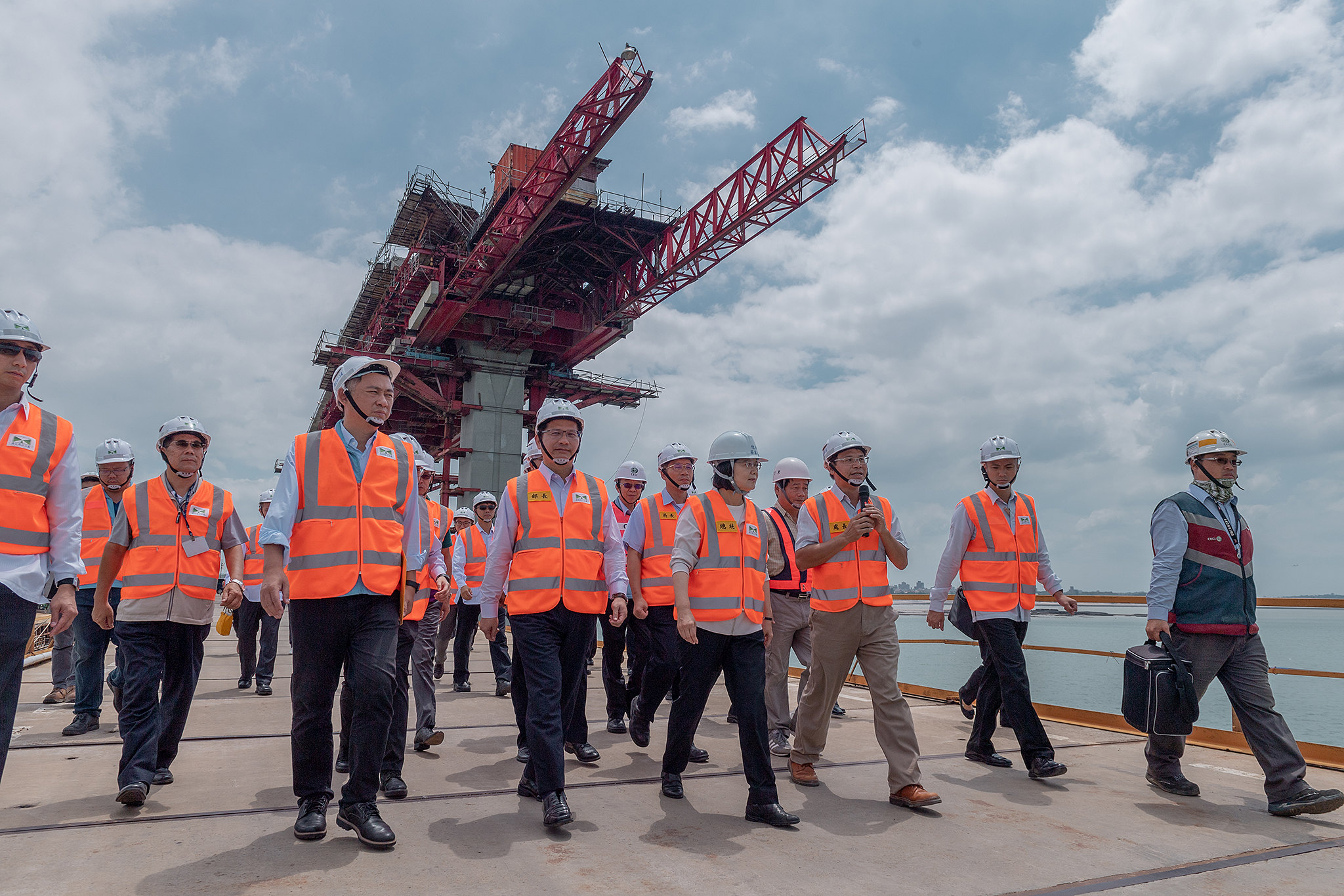 蔡英文2019年視察興建中的金門大橋。（總統府提供）
