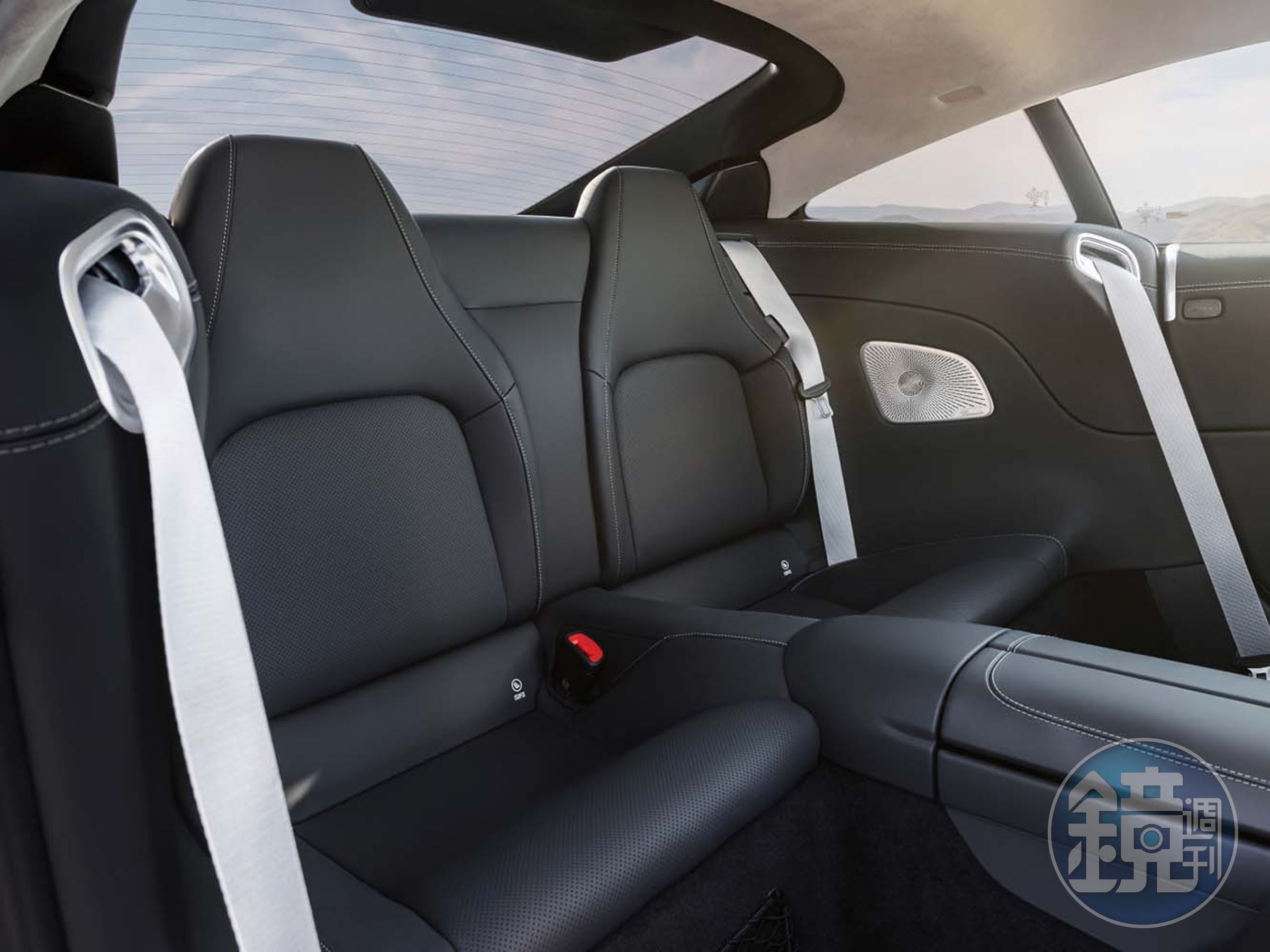 新 Mercedes-AMG GT Coupé 不僅將性能推向極致,更誓言滿足日常需求,因此首次推出 2 + 2 座的配置。
