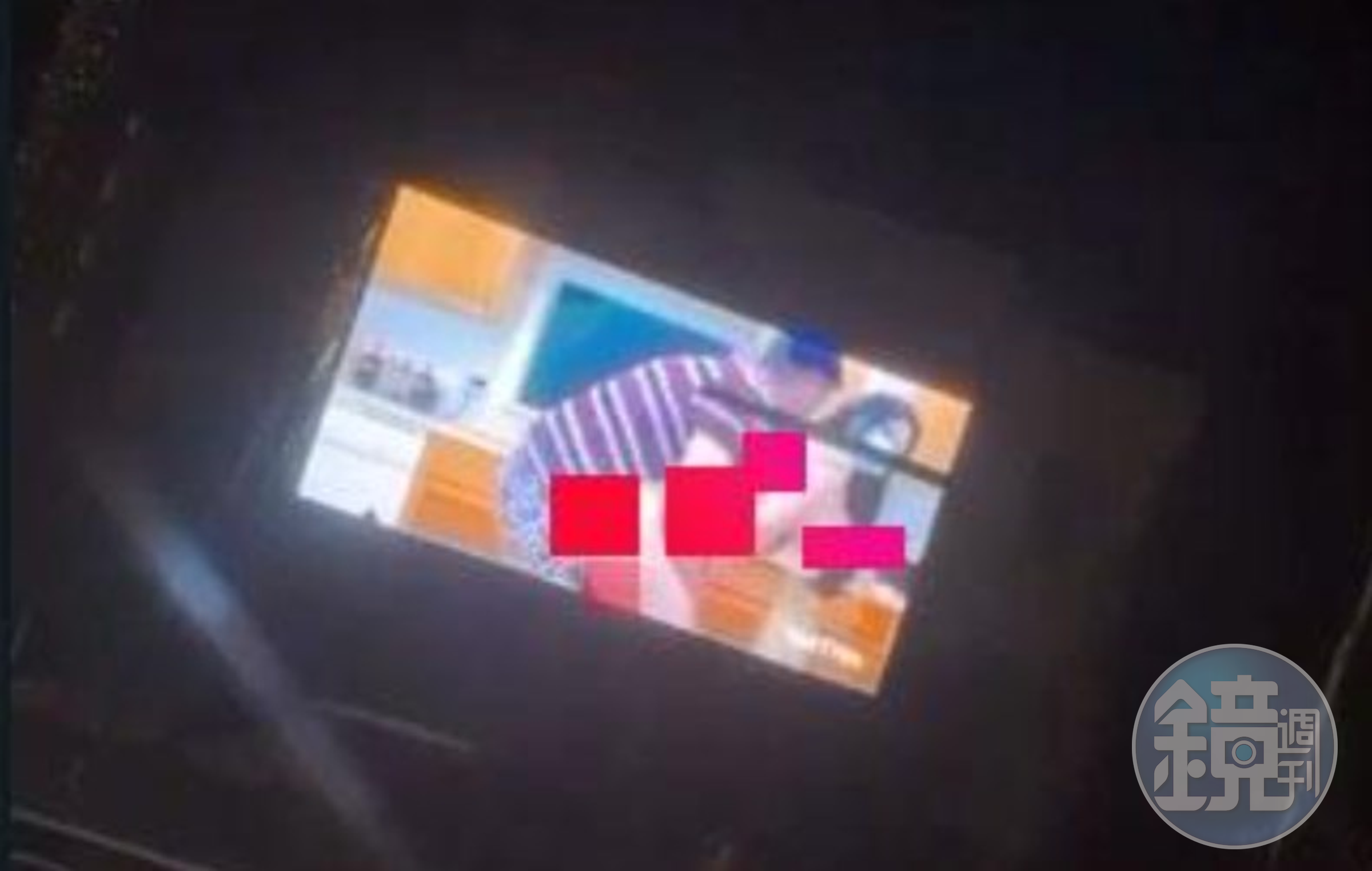 電視牆播出AV,引發當地駕駛與網友熱議。(翻自infoplusnetwork.com)