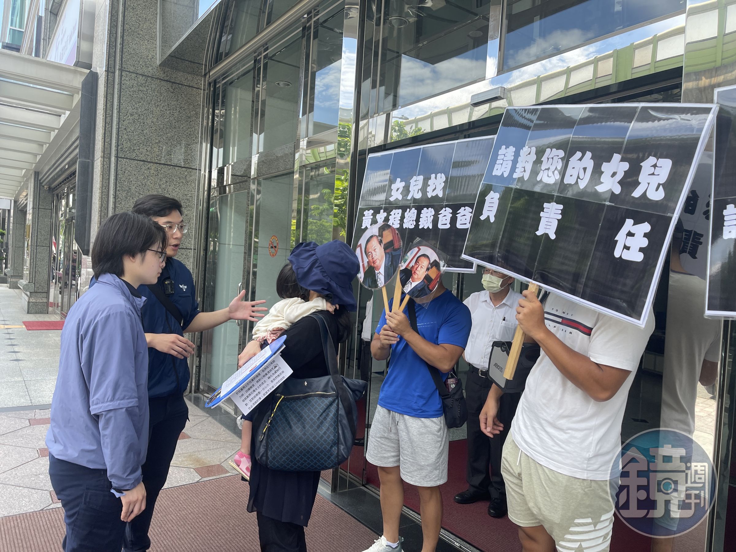 陳女帶著2歲女兒,頂著大太陽在公司門口舉牌抗議,希望黃文程出面處理。