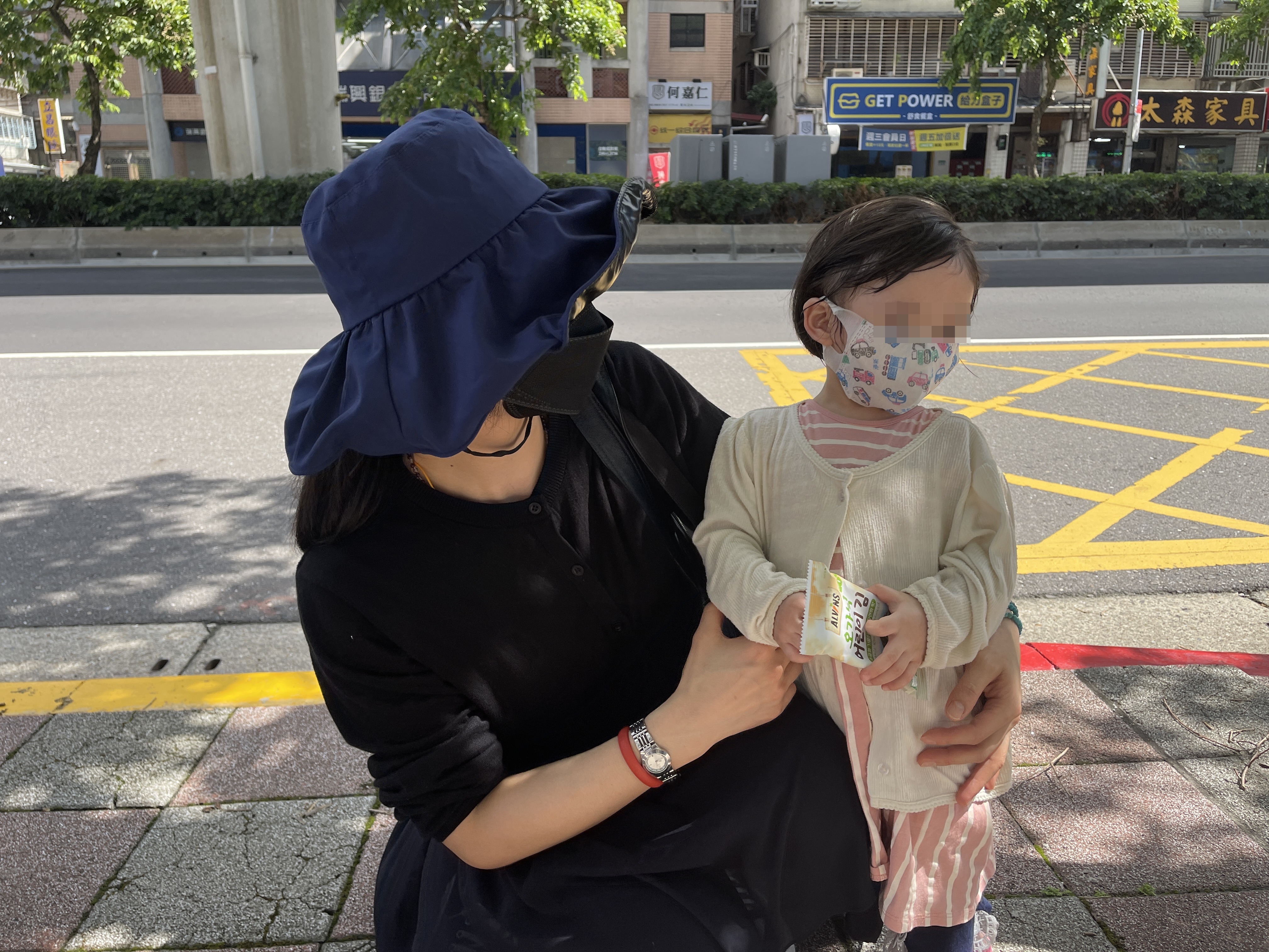 陳女帶著2歲女兒北上找爸爸，卻不得其門而入。