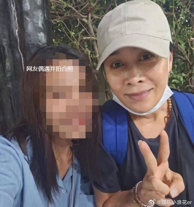 有中國網友在泰國蘇梅島旅遊,意外遇到那英。(翻攝微博)