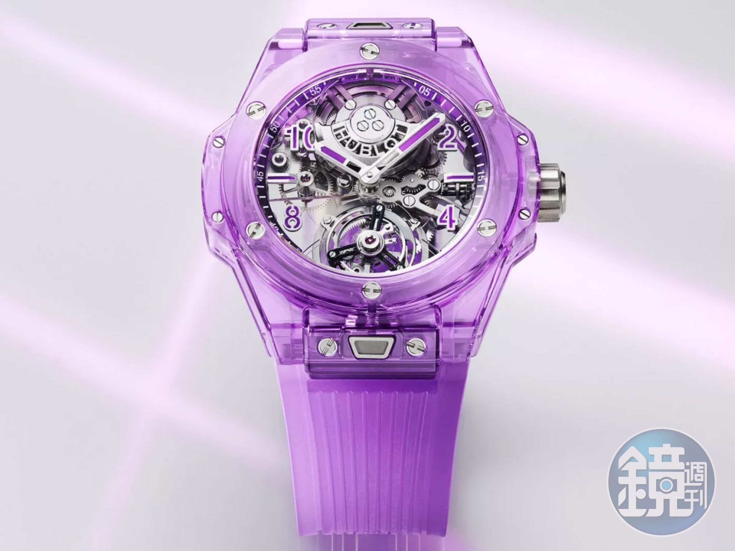 HUBLOT（宇舶）是錶壇的材質色彩魔法師，擁有獨步錶壇的「亮彩陶瓷」與「彩色藍寶石水晶」錶款。位於台中的「天文時創」正在舉行HUBLOT彩色藍寶石水晶與亮彩陶瓷款錶展，將是錶迷們一睹這些錶款真面目的最佳機會。此為Big Bang Tourbillon Automatic「自動上鏈陀飛輪」紫色藍寶石水晶腕錶，定價約NT$6,213,000。