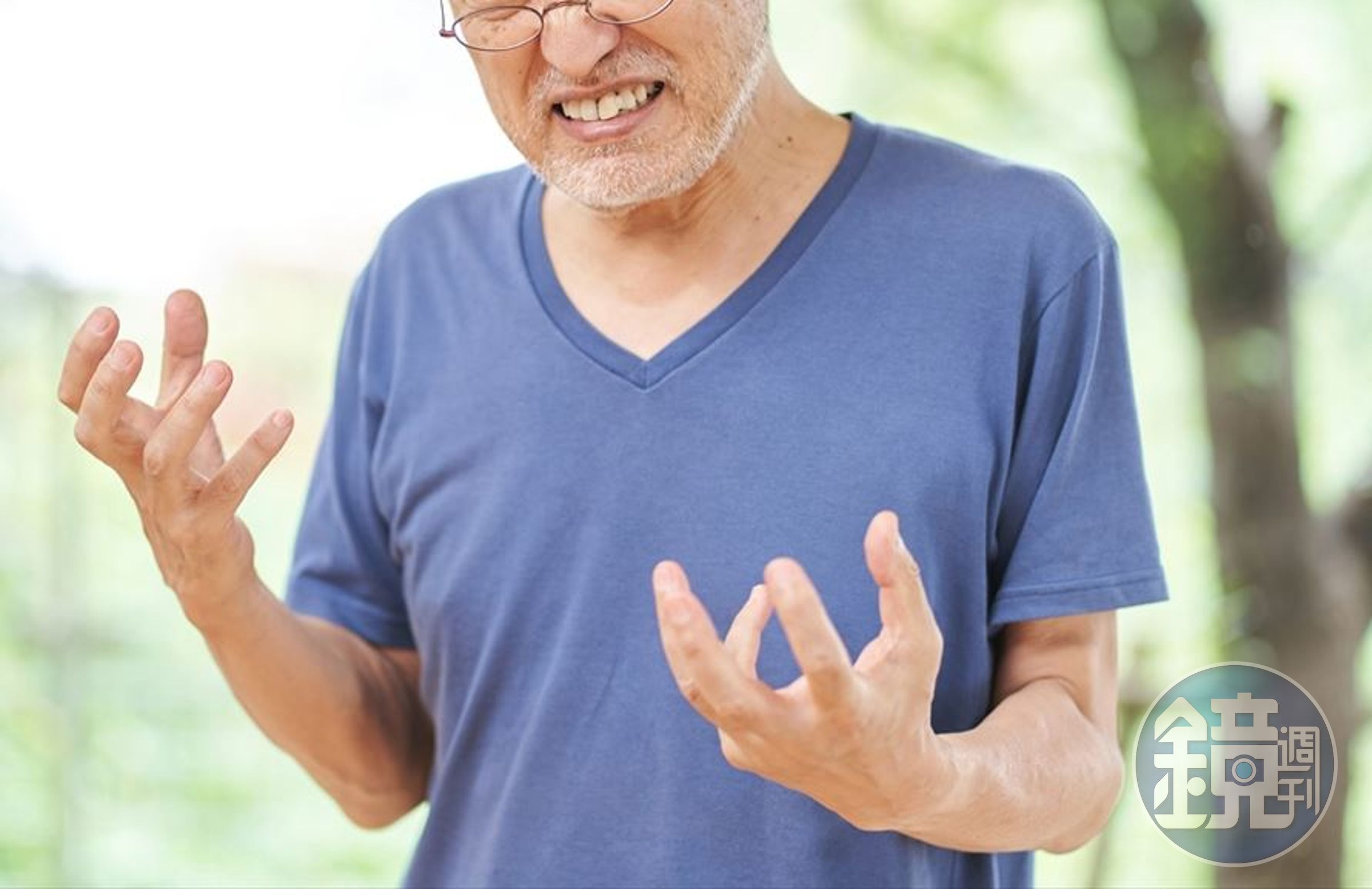 人妻抱怨公公長期酗酒，年輕時會打小孩，老了卻成天怨嘆小孩不養他，天天散播負能量甚至還會「亂噴屎」，讓她相當崩潰。（示意圖非當事人，photoAC）