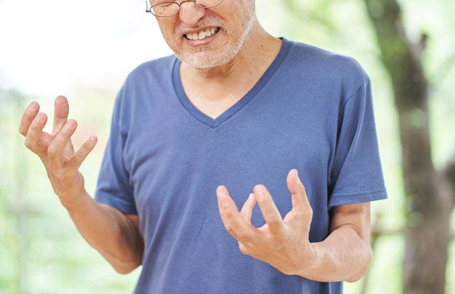 人妻抱怨公公長期酗酒,年輕時會打小孩,老了卻成天怨嘆小孩不養他,天天散播負能量甚至還會「亂噴屎」,讓她相當崩潰。(示意圖非當事人,photoAC)