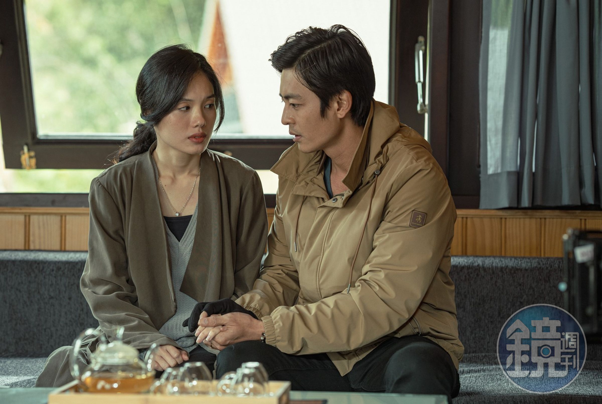 國輝(右)與傳英(左)主演的驚悚劇集《腥紅山莊》,於8月23日起,週一至三上午與晚間11點在公視頻道播出。(公視提供)