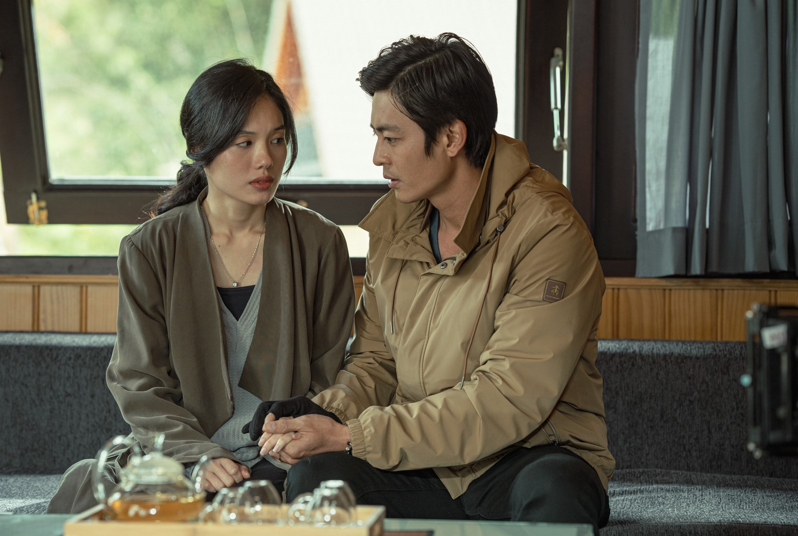 國輝（右）與傳英（左）主演的驚悚劇集《腥紅山莊》，於8月23日起，週一至三上午與晚間11點在公視頻道播出。（公視提供）