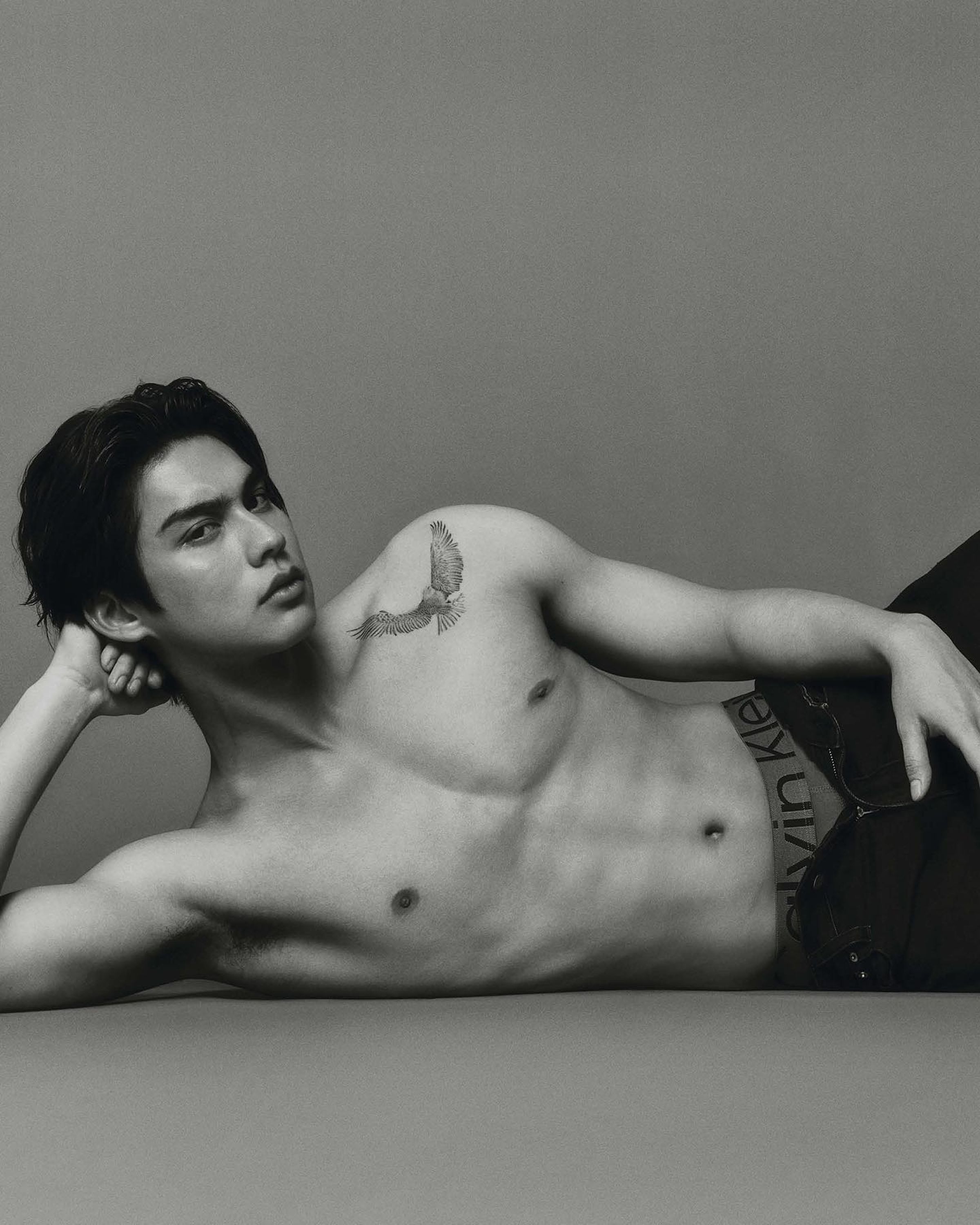 Bright替Calvin Klein拍攝的內衣系列照曝光後,引來熱烈討論。(翻攝自Bright Instagram)