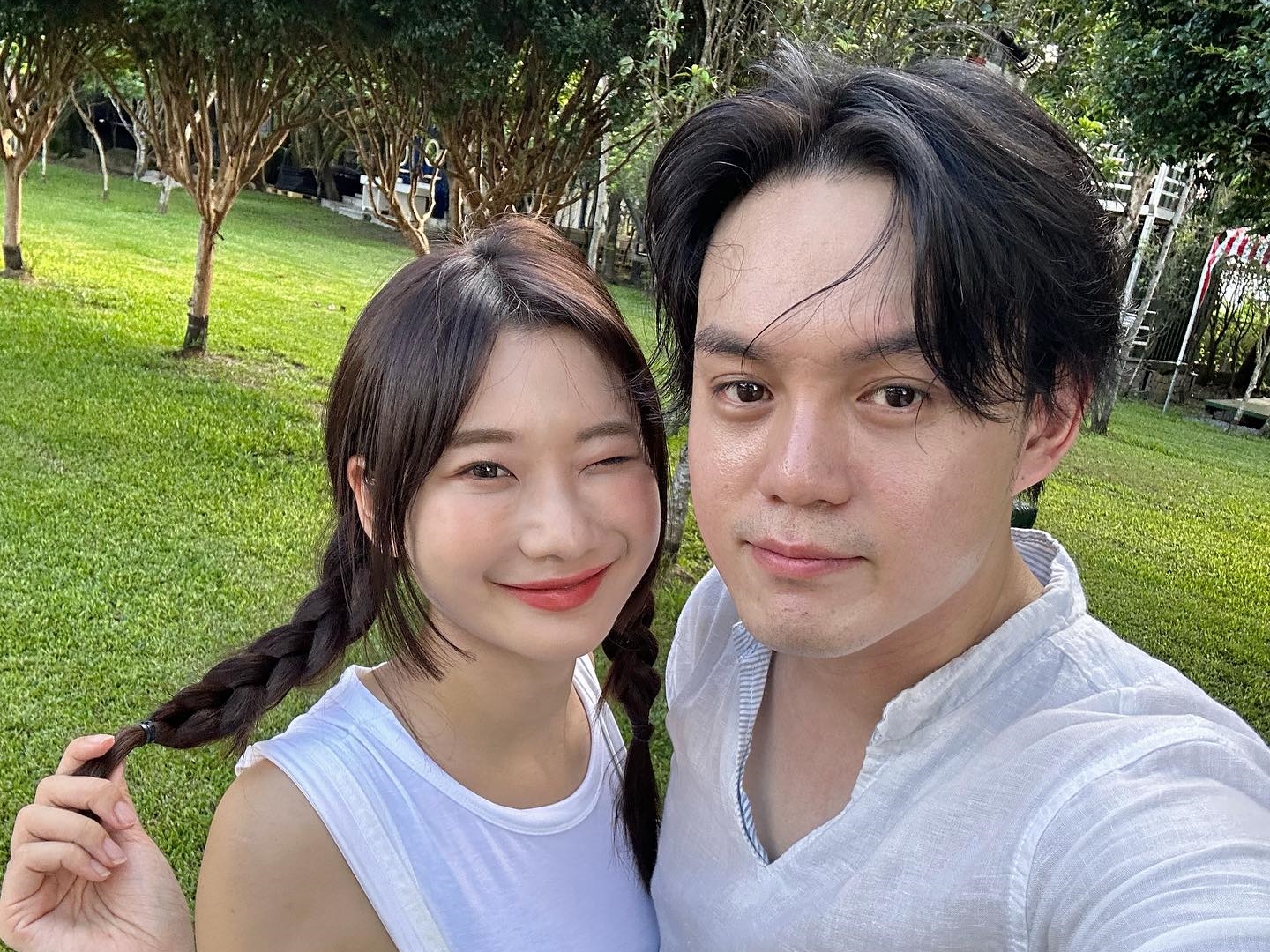 網紅愛莉莎莎（左）跟羽球教練呂杰陽（右）自公開戀情後，人前人後都非常恩愛。（翻攝自愛荊莎莎臉書）