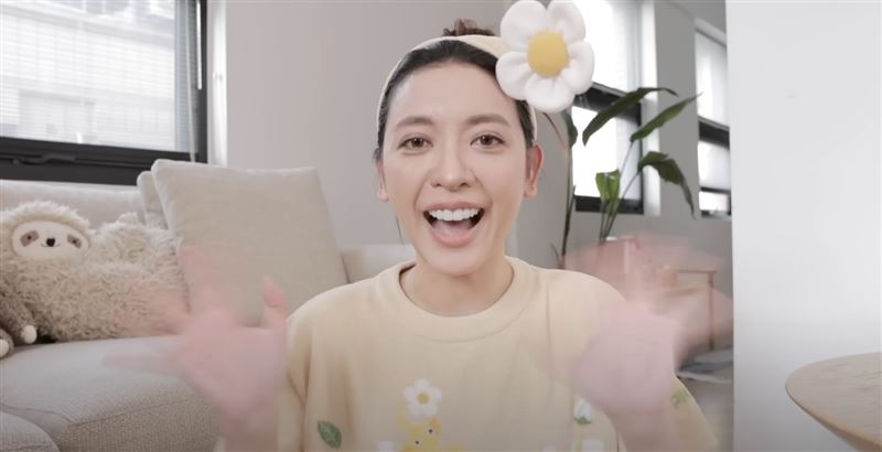 劉芒以類似素顏的姿態重新出片。（翻攝自劉芒YT）