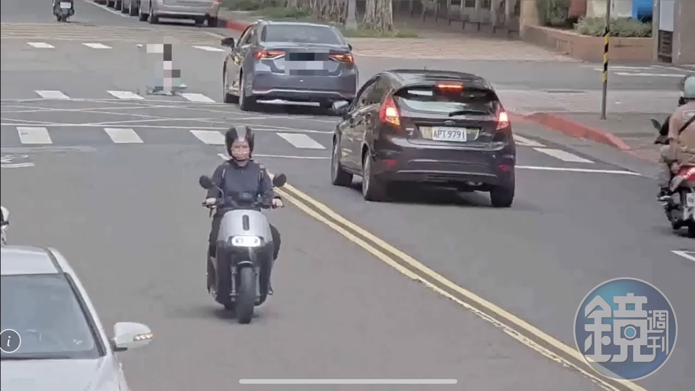 男童騎著滑步車獨自穿越斑馬線。（翻攝畫面）