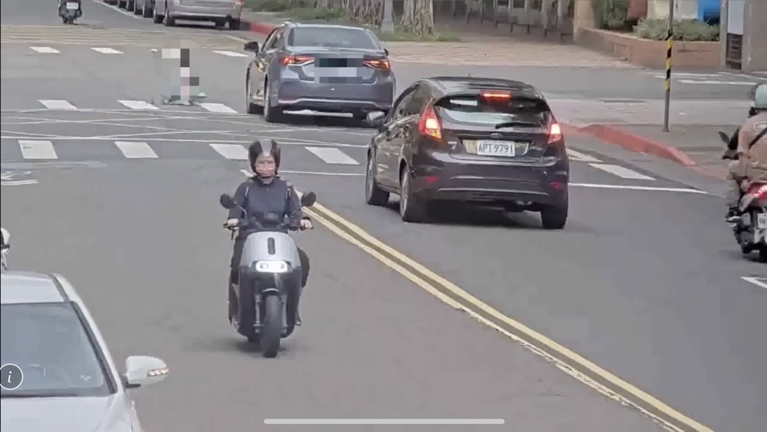 男童騎著滑步車獨自穿越斑馬線。（翻攝畫面）