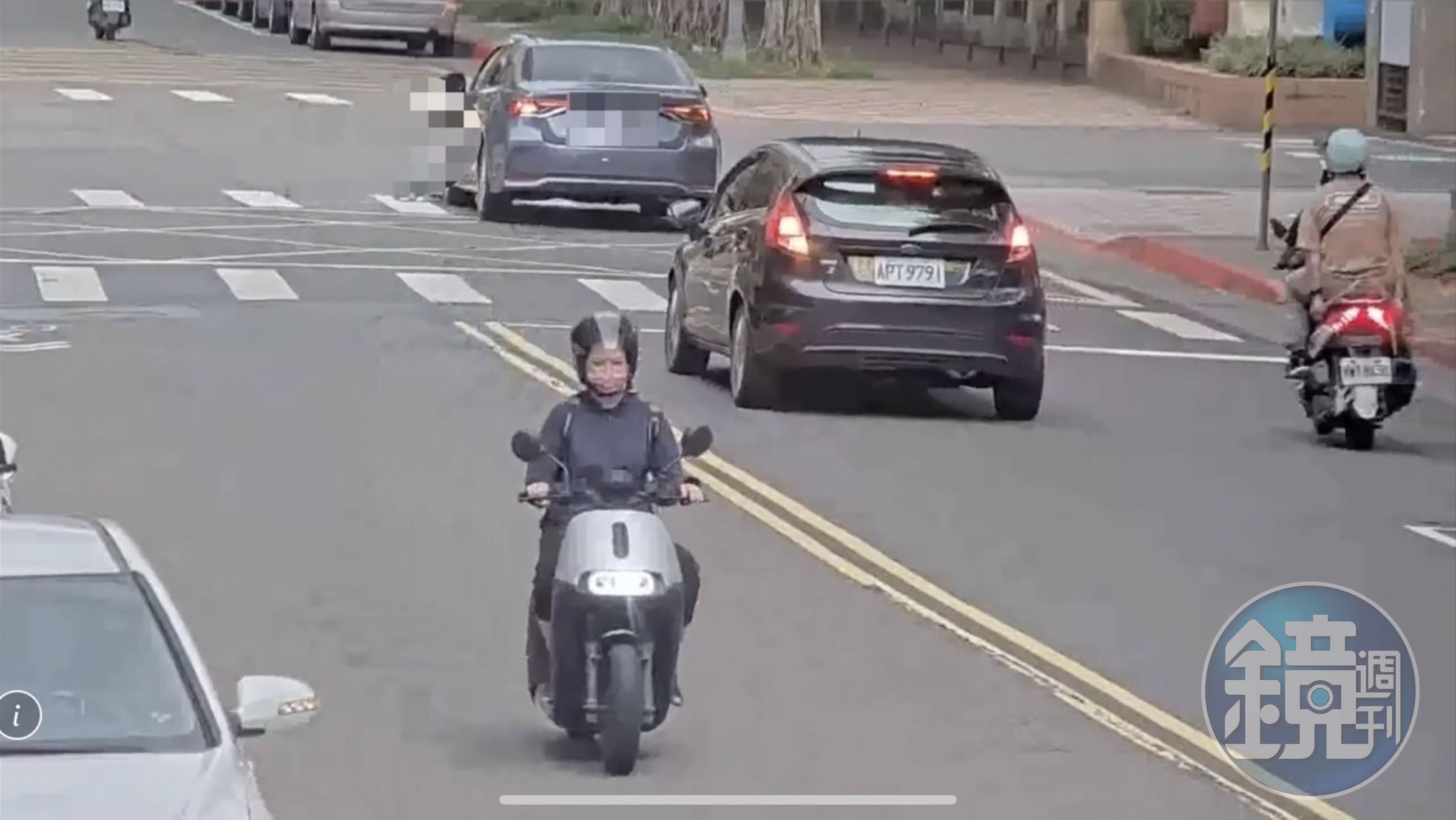 男童的滑步車與汽車發生擦撞，導致男童當場倒地。（翻攝畫面）