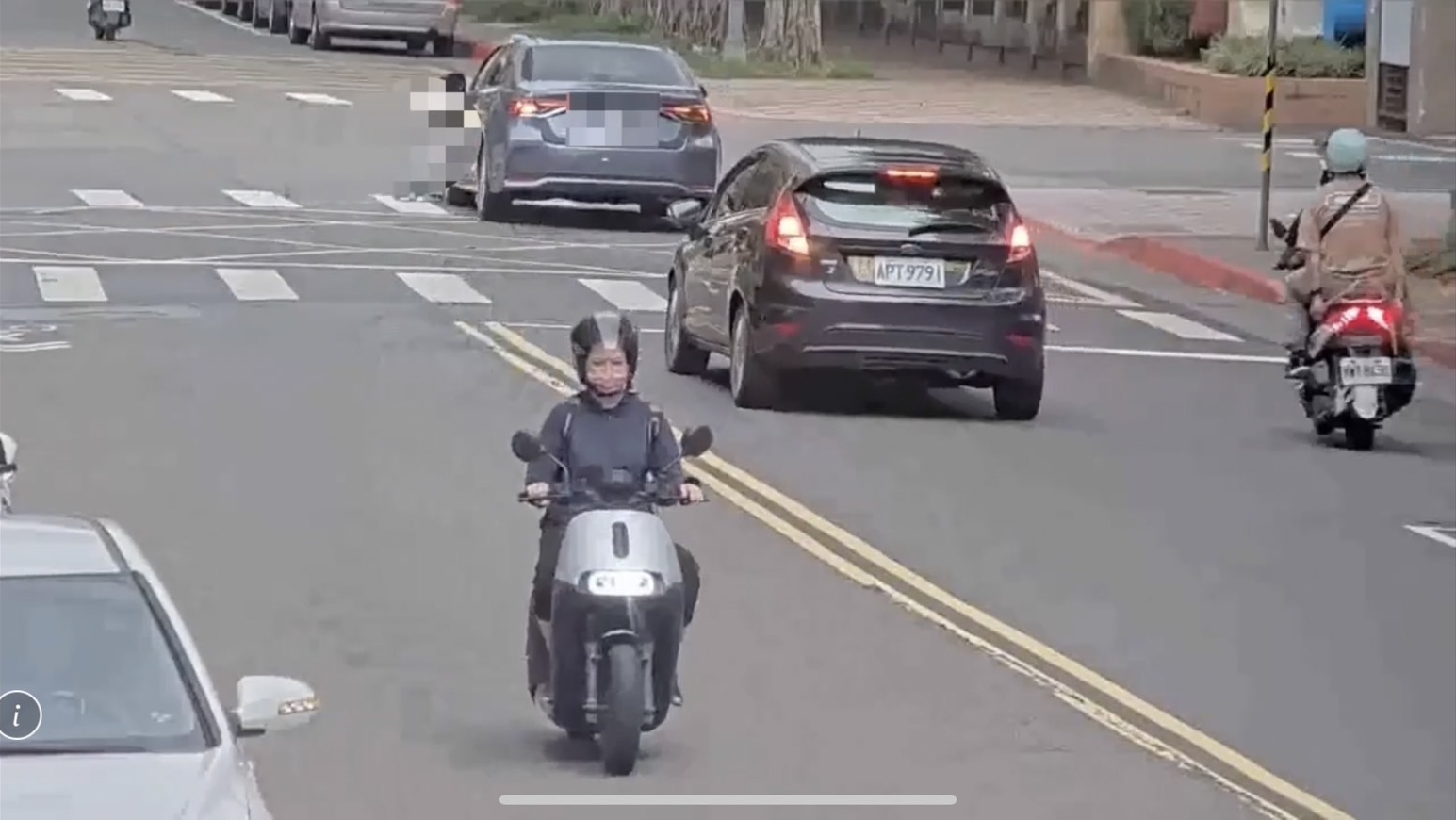 男童的滑步車與汽車發生擦撞,導致男童當場倒地。(翻攝畫面)