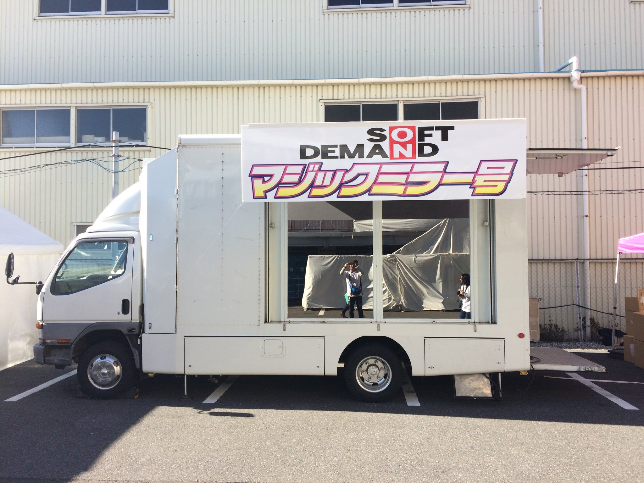 「魔鏡號」是SOD特製卡車,外面的人看不見裡面在做什麼,野本社長想把魔鏡號開來台灣。(網路圖片)