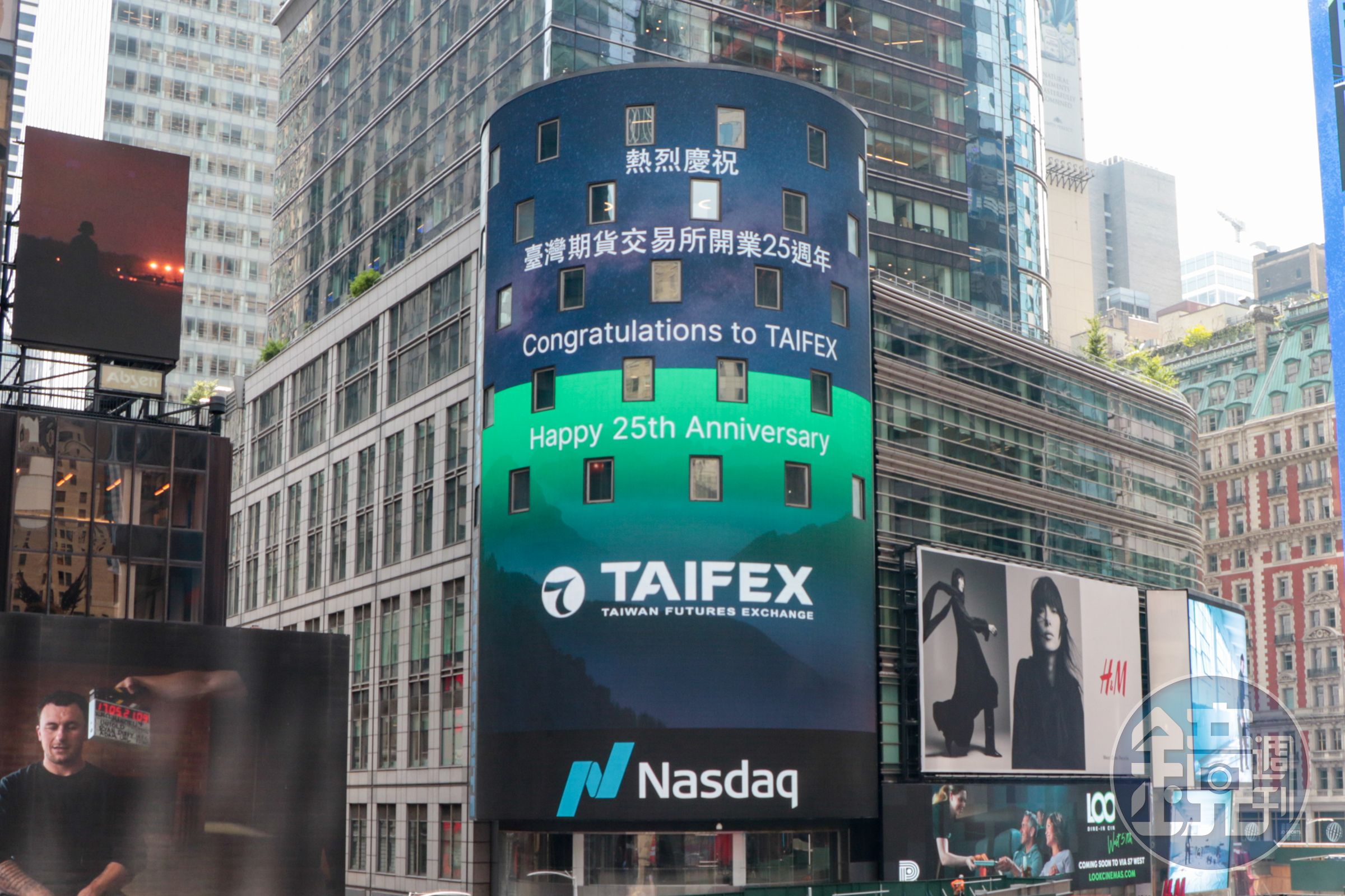 適逢期交所開業25週年，Nasdaq特別於其紐約時報廣場Nasdaq Tower總部電視牆，恭賀慶祝期交所此一里程碑，藉此展現兩交易所友好合作關係。（期交所提供）