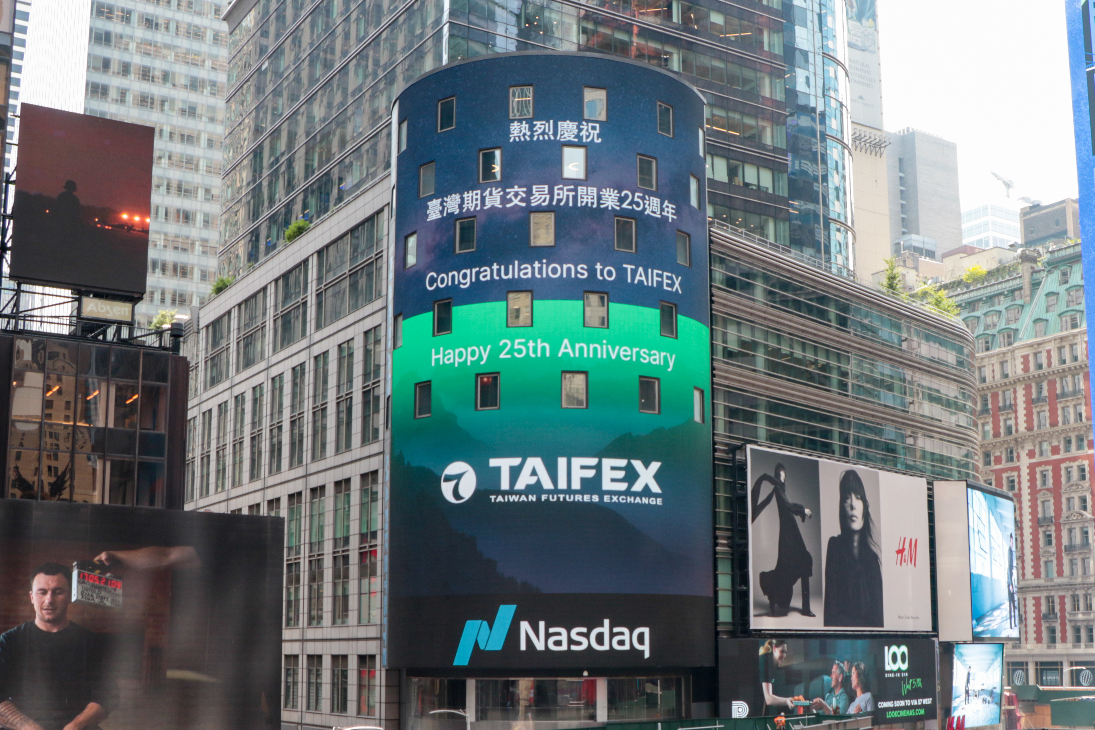 適逢期交所開業25週年，Nasdaq特別於其紐約時報廣場Nasdaq Tower總部電視牆，恭賀慶祝期交所此一里程碑，藉此展現兩交易所友好合作關係。（期交所提供）