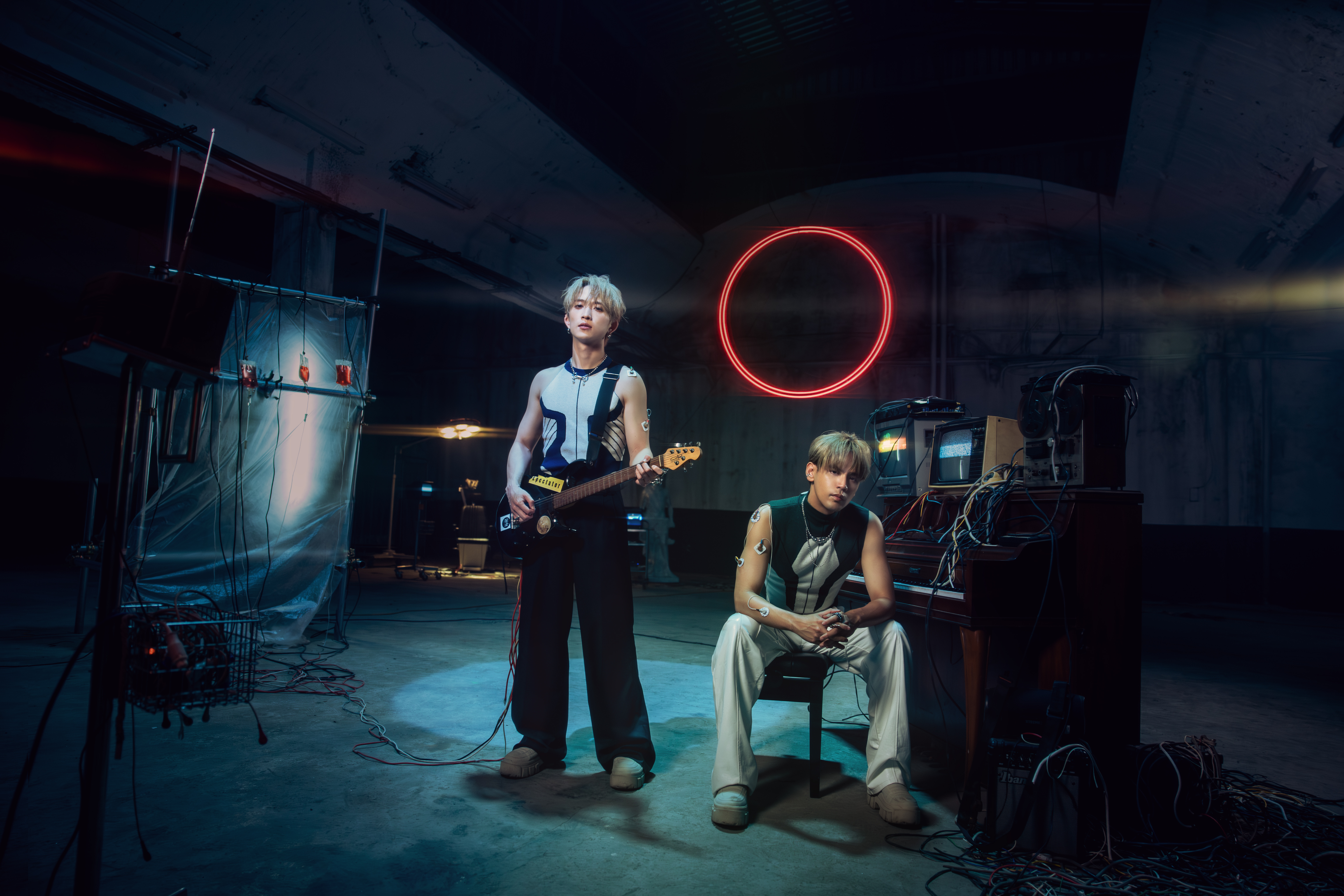 〈愛在你身邊〉MV在廢棄工廠拍攝,九澤CP回想〈天黑請閉眼〉也是在墟中拍攝,「廢墟越來越大了」。(滾石音樂提供)